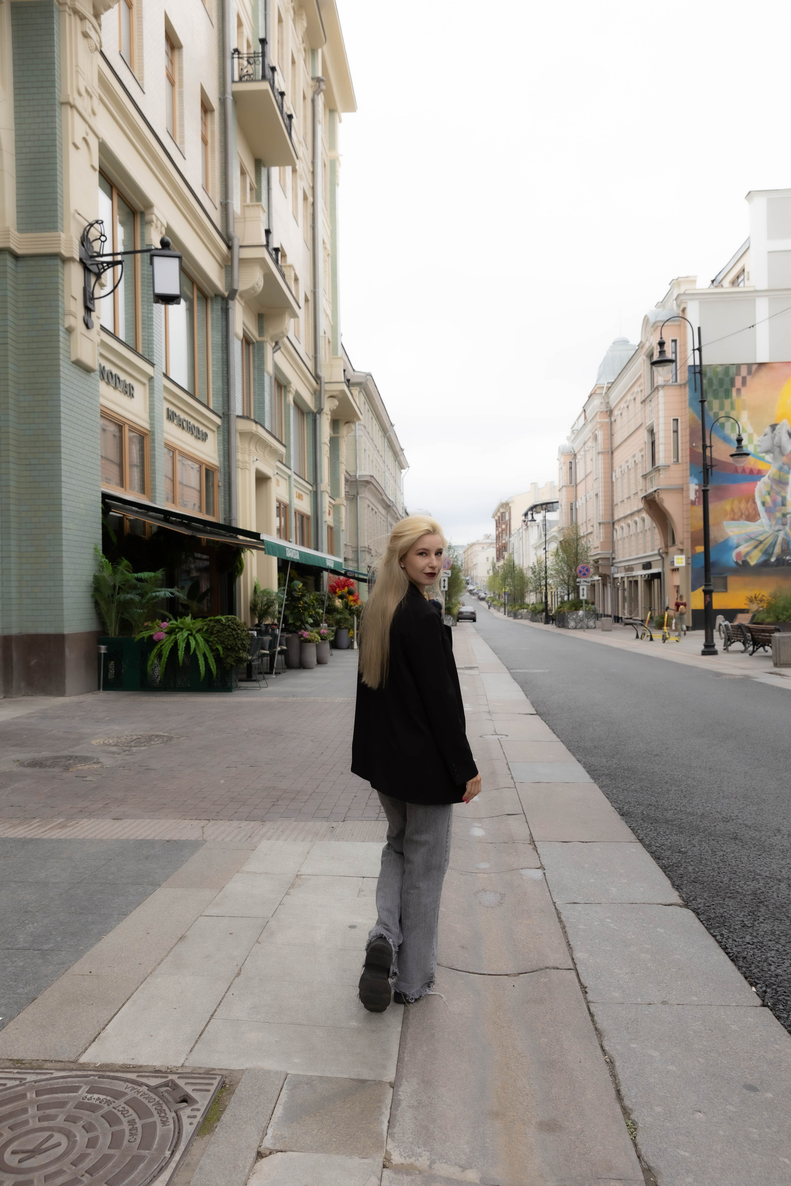 Идеи для фото позирование красивая фотография девушка на фоне города улица фотограф Москва Мария Алексеева индивидуальные фотосессии