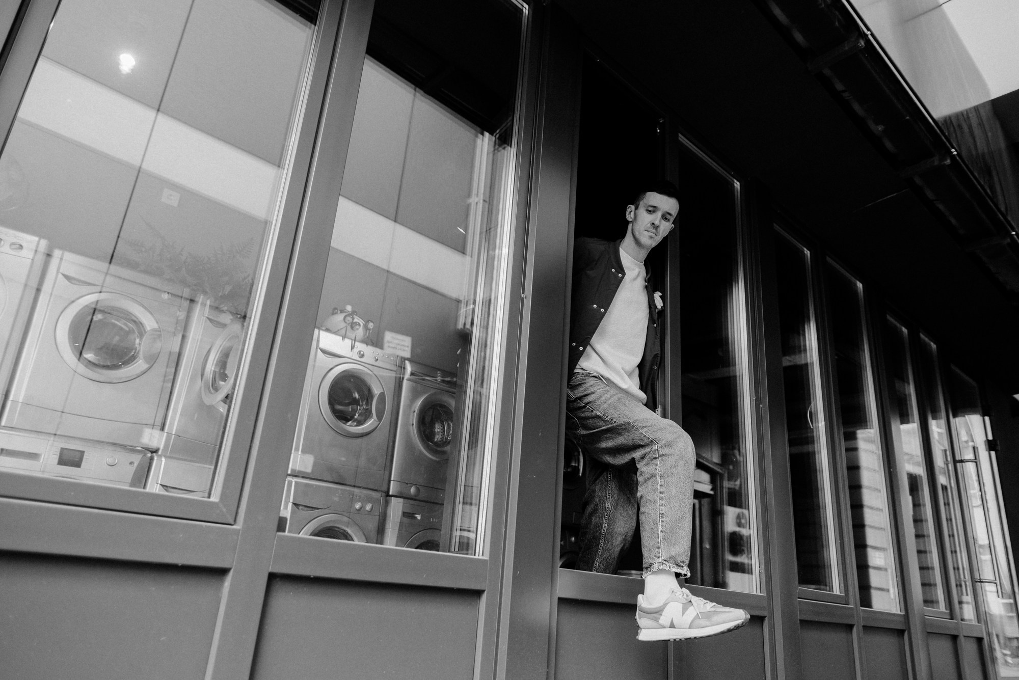 Мужской стрит-портрет на фоне граффити и старых зданий в Тюмени