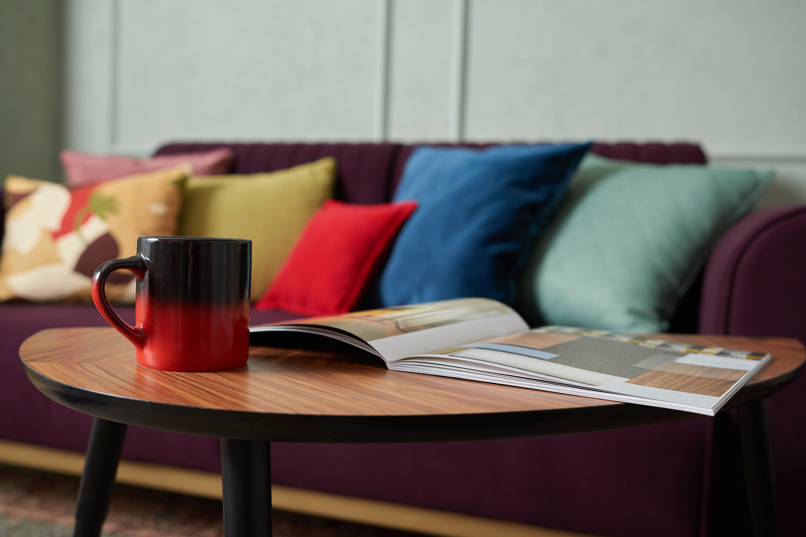 диван с яркими подушками