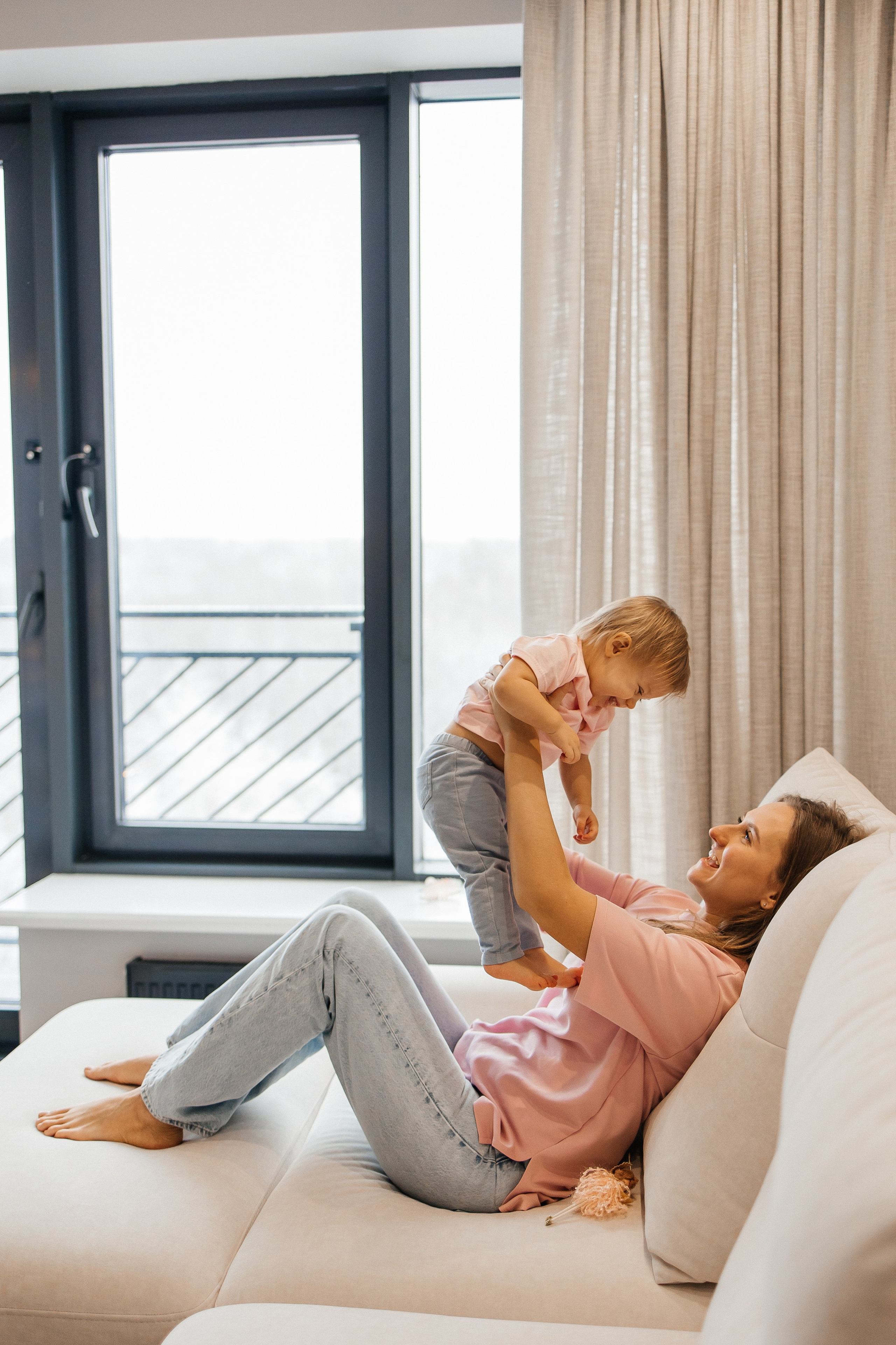 Фотосессия семьи на кухне Москва: мама держит малыша 2 лет, папа с ребенком 6 лет смеются
