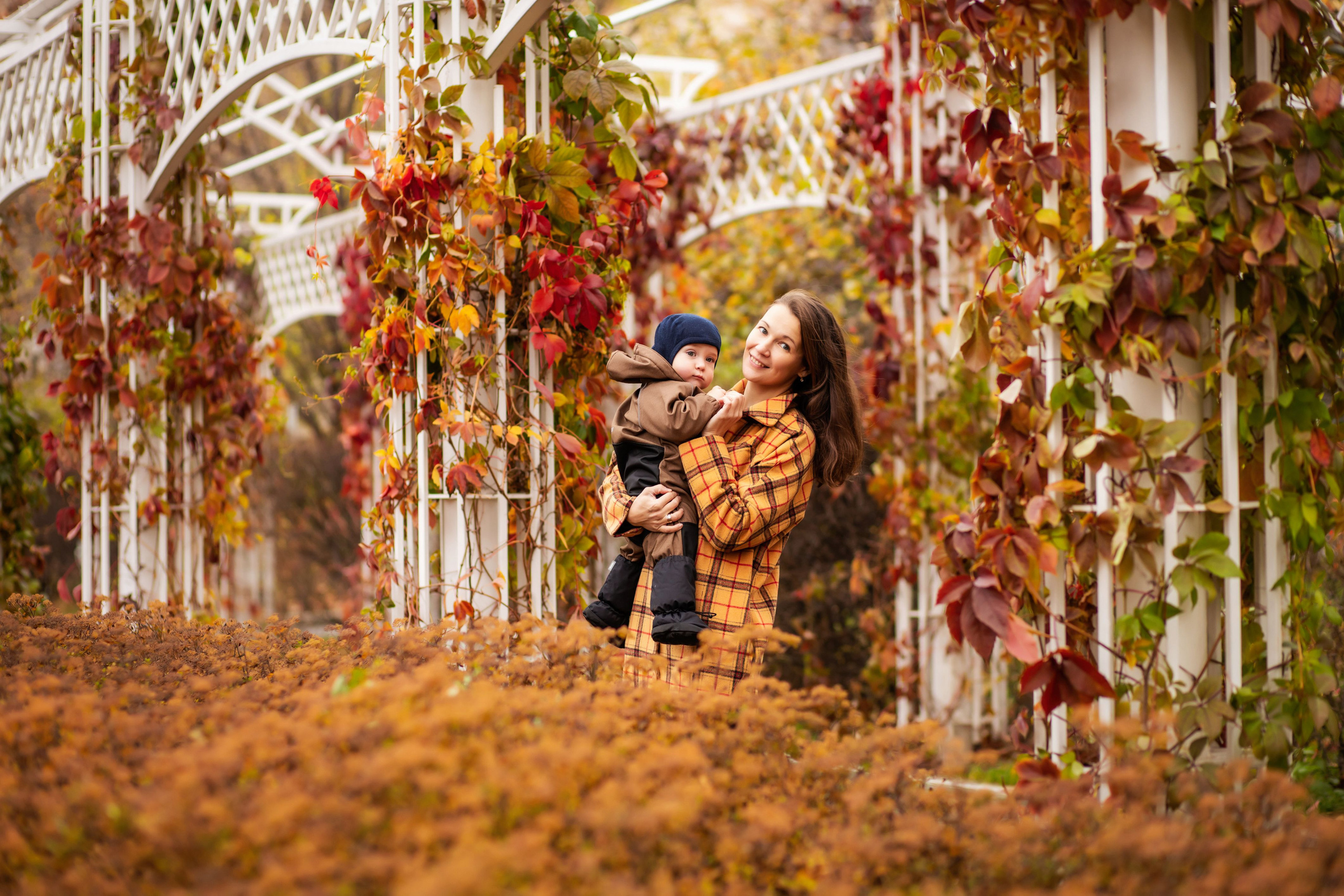 Мама с сыном осенняя фотосессия в городе