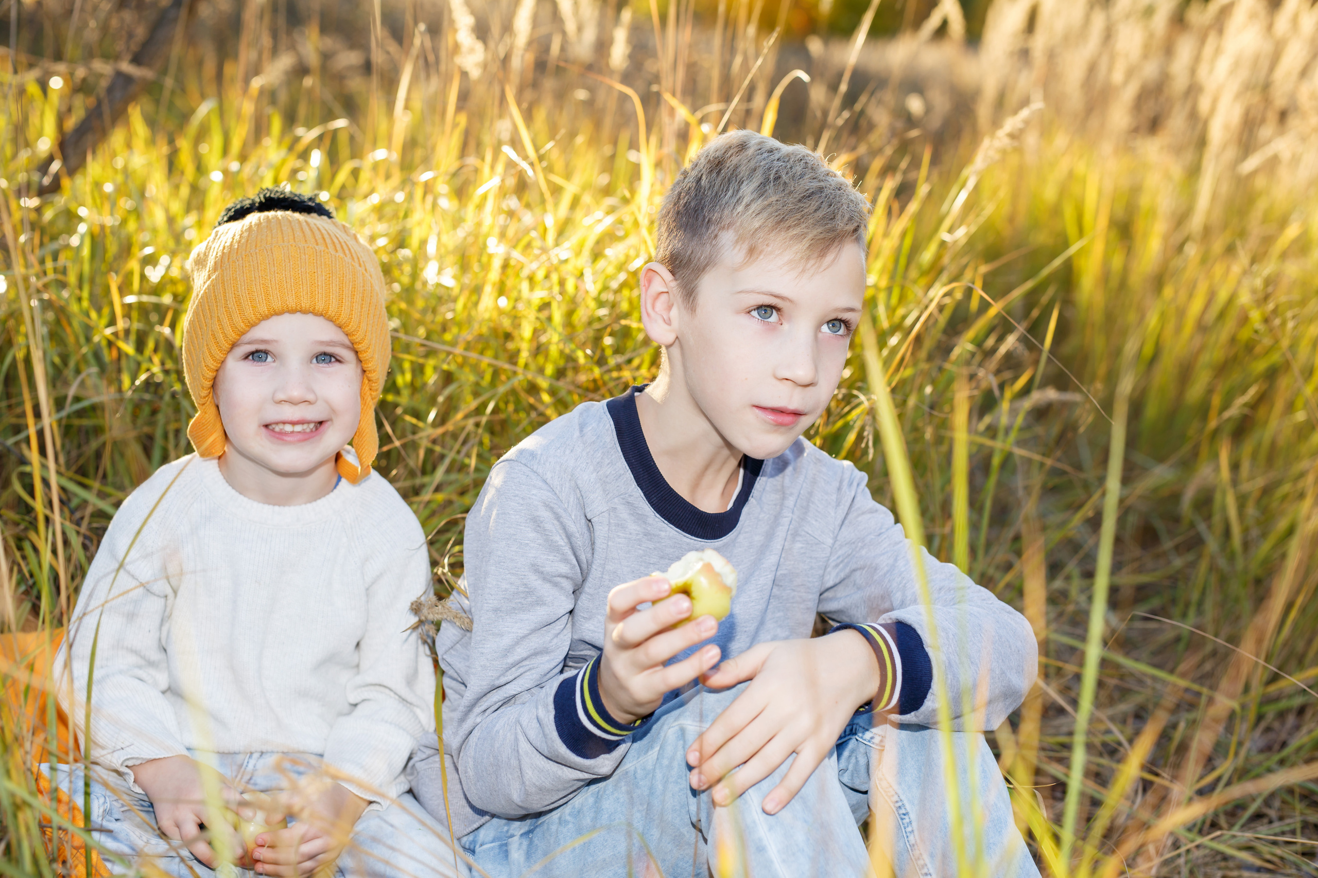 Мальчики в желтых шапках играют в осеннем сквере в Москве