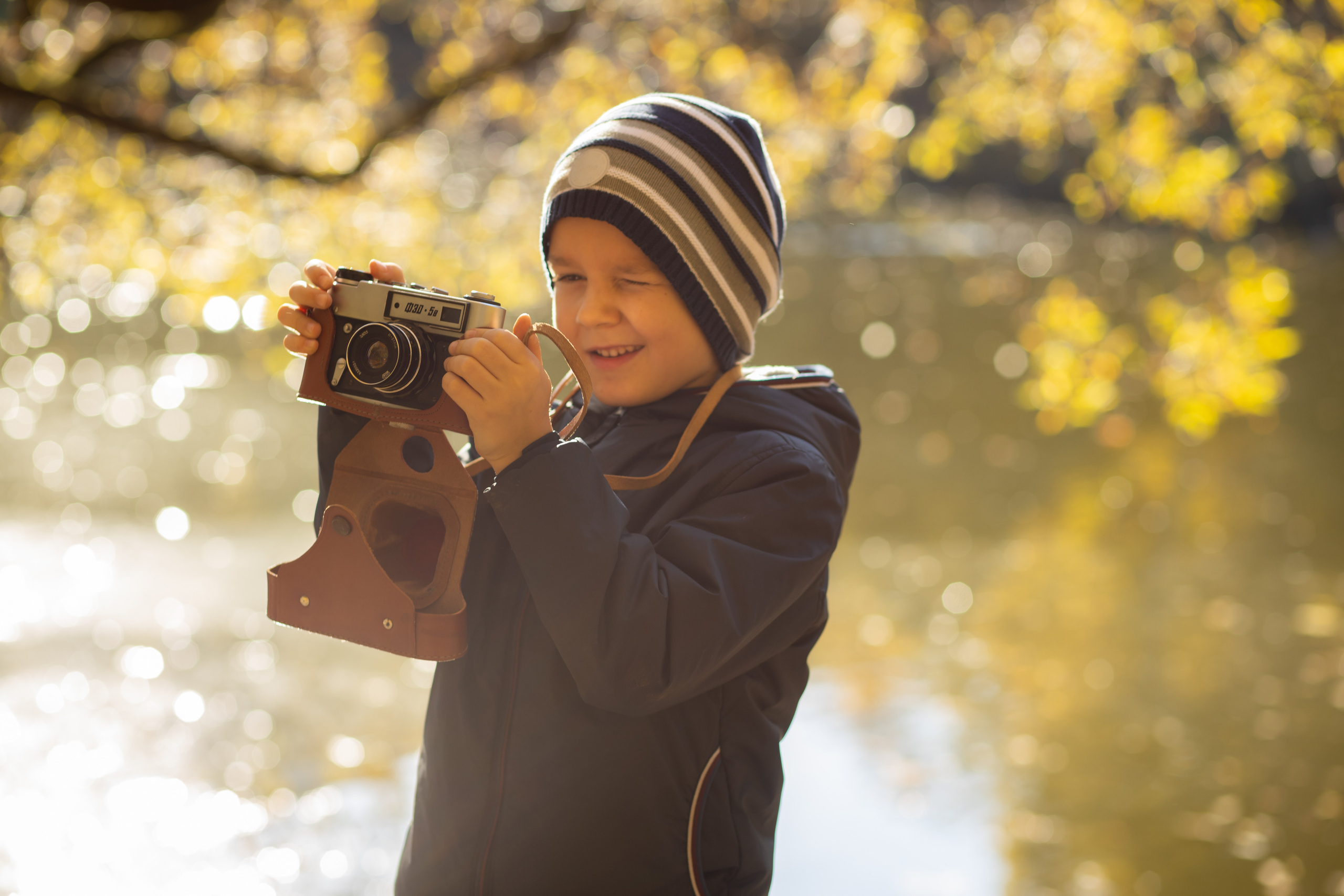 Ребенок фотографирует портретный фотограф картинка осень