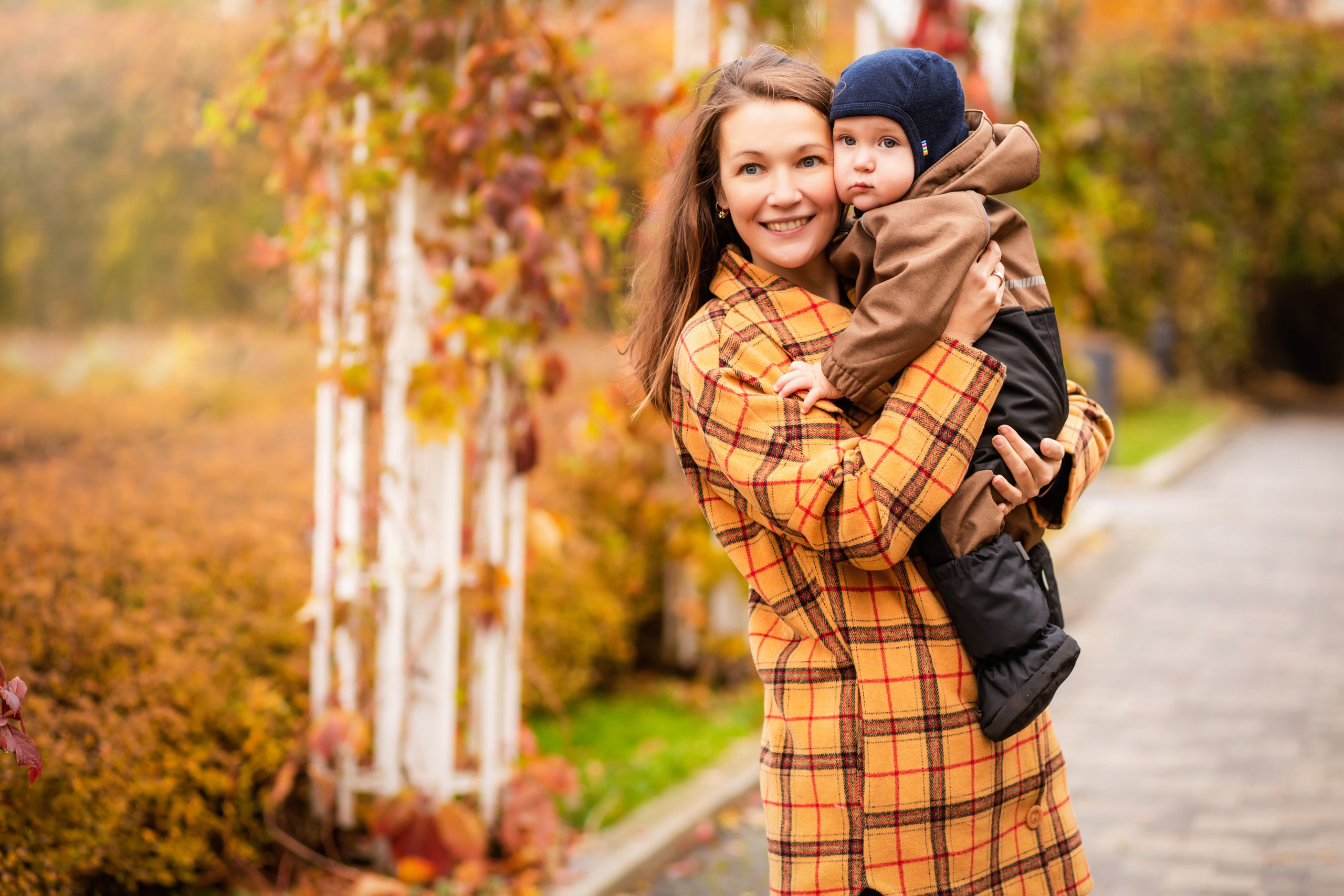 Мама обнимает сына - подбор одежды для осенней фотосессии в арке