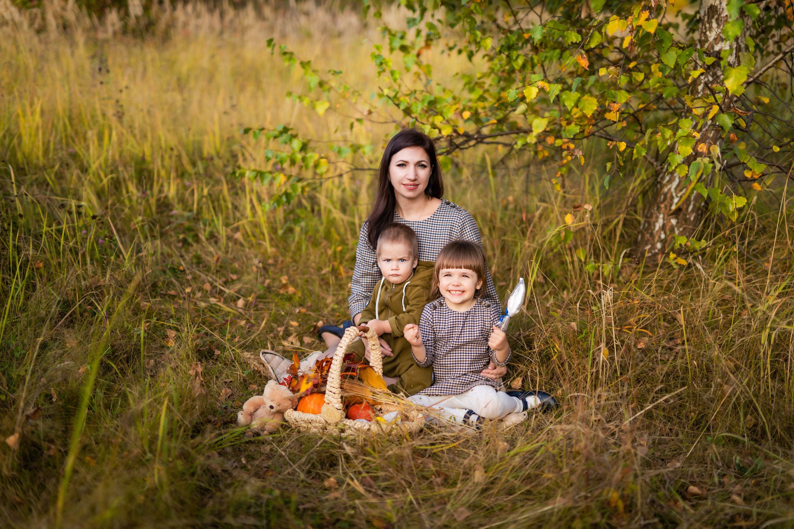 Мама с дочкой и сыном , осенний пикник на природе