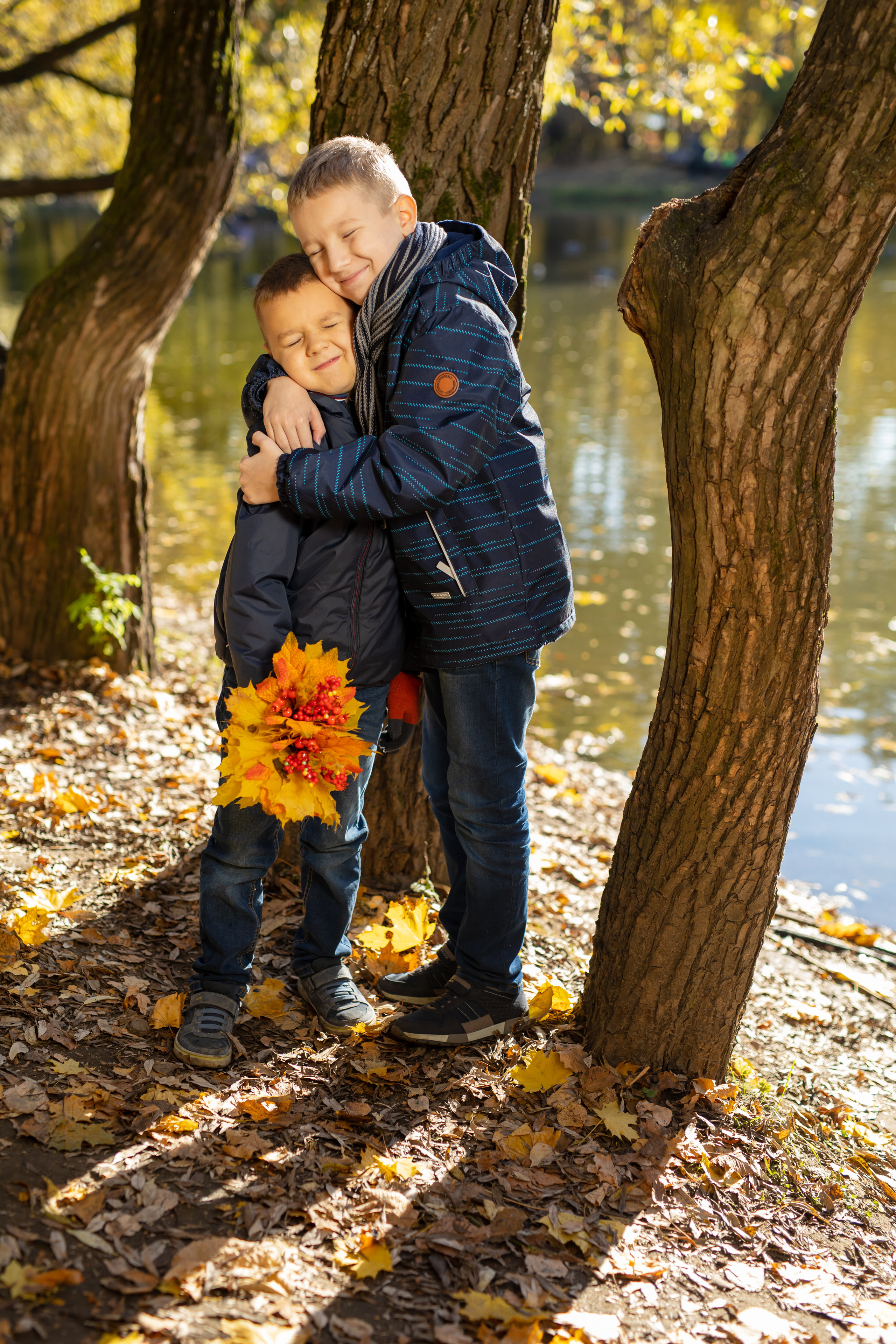 Братья на прогулке во время фотосессии в осеннем парке