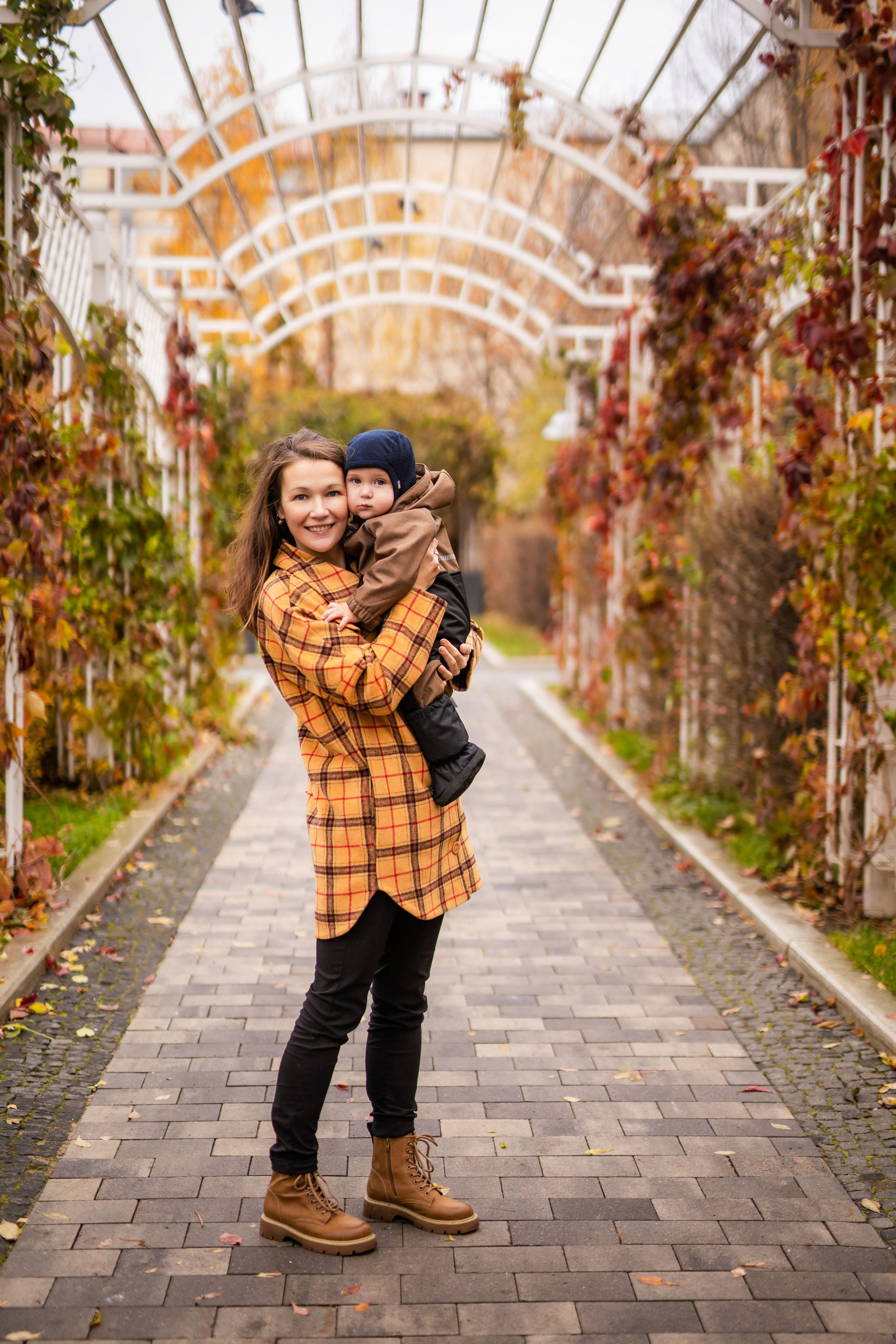 Мама и сын во время осенней прогулки в парке