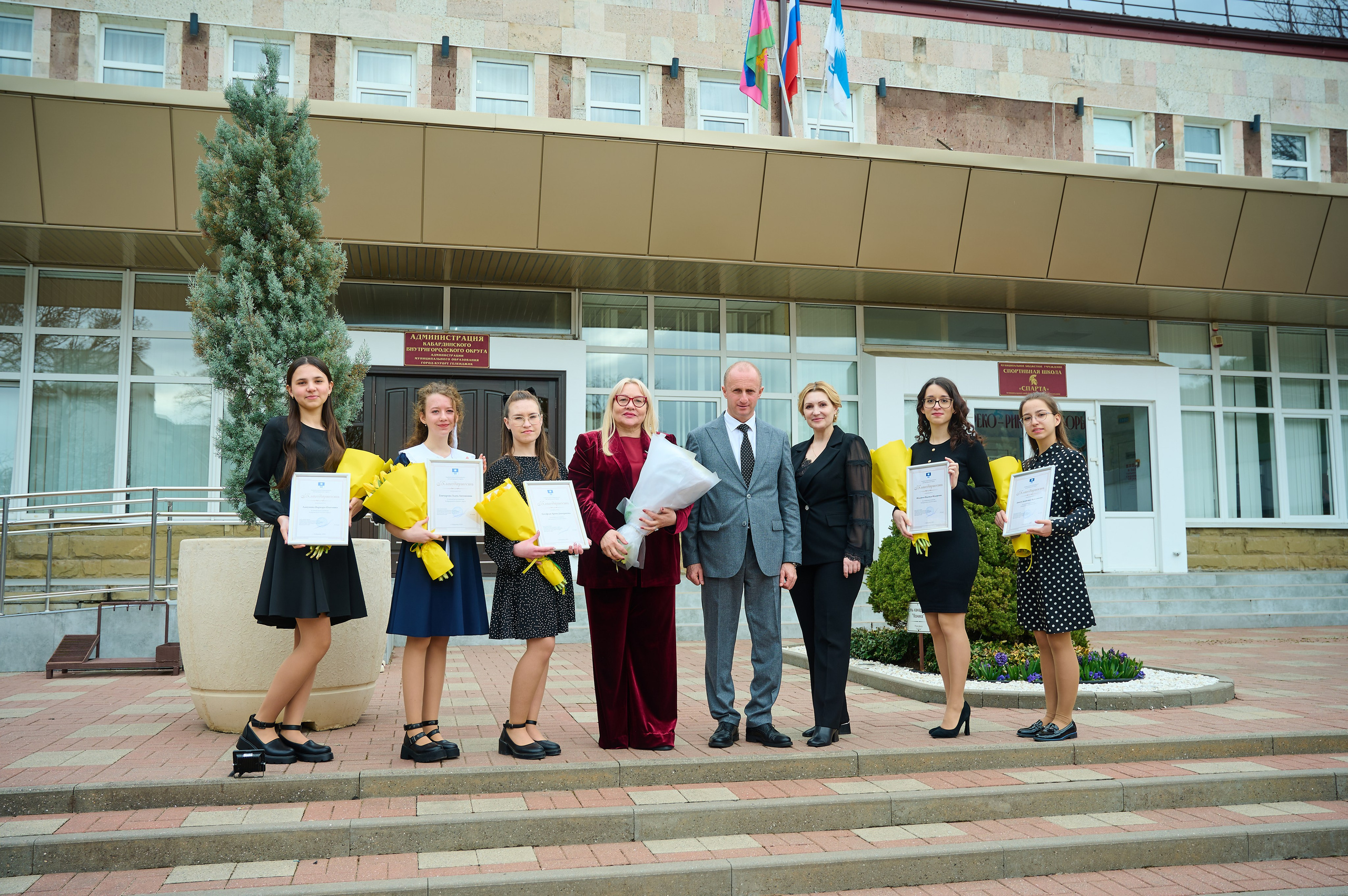 Поздравления девочкам Кабардинки от Главы округа Кялова Г.Е. Жизнь курорта Кабардинка в фотографиях