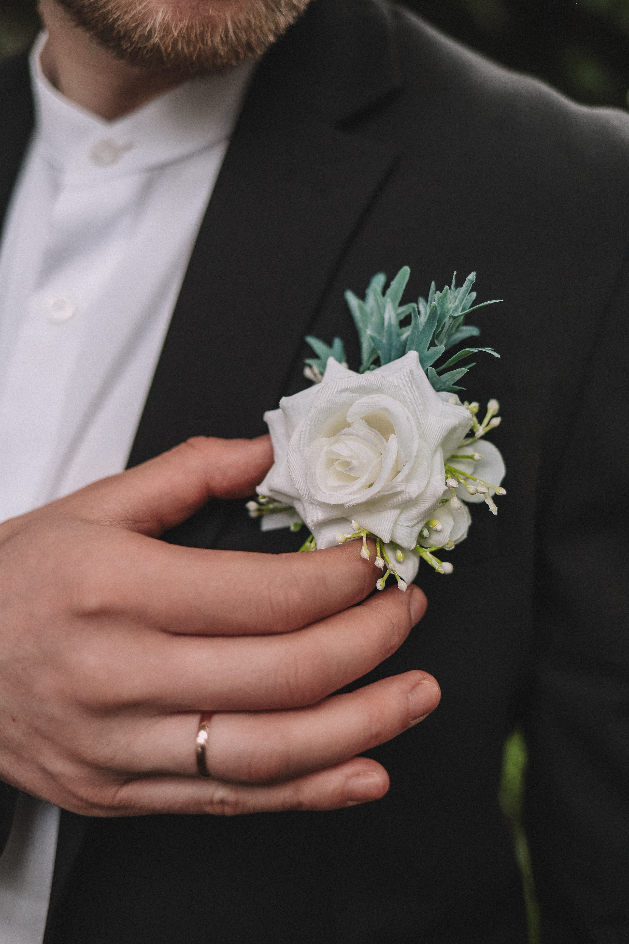 Деталь: бутоньерка жениха с белой розой, свадебный образ