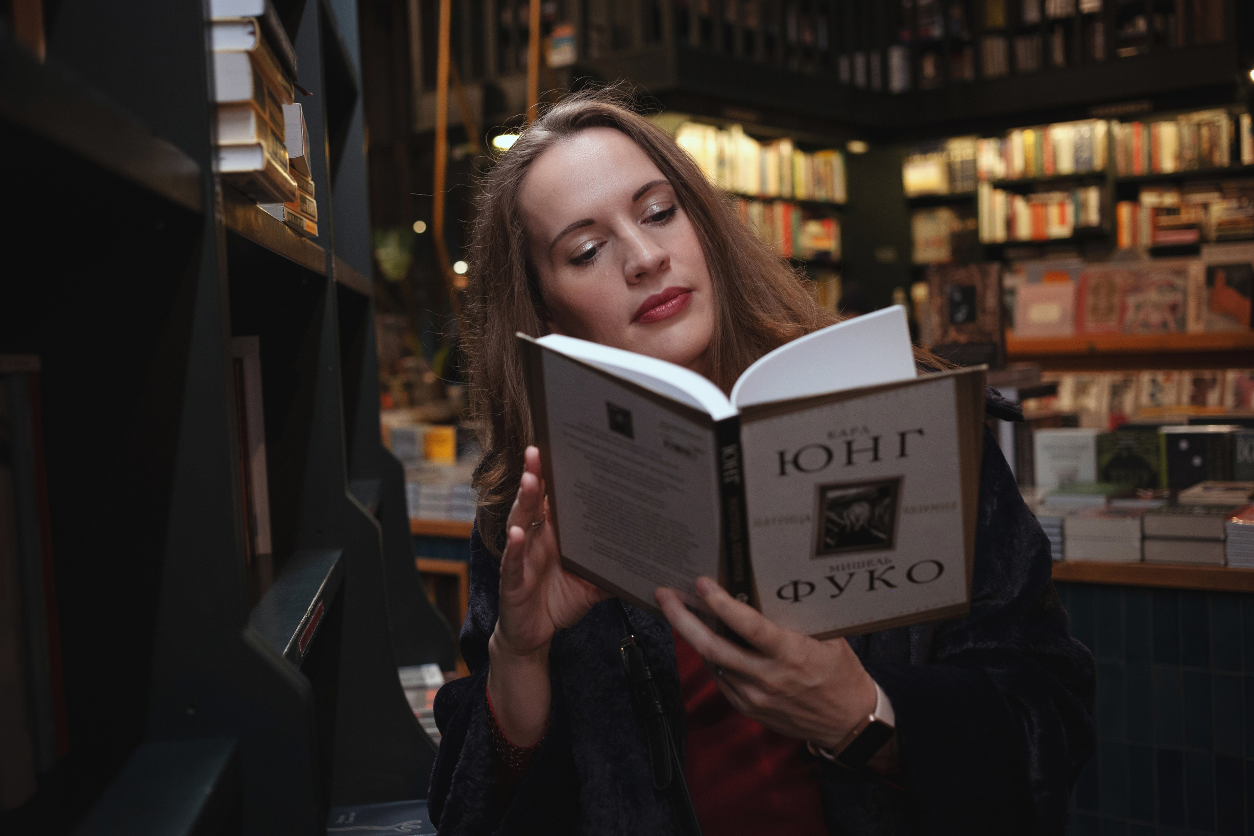 Портретная фотосессия в Питере среди книг, естественные позы