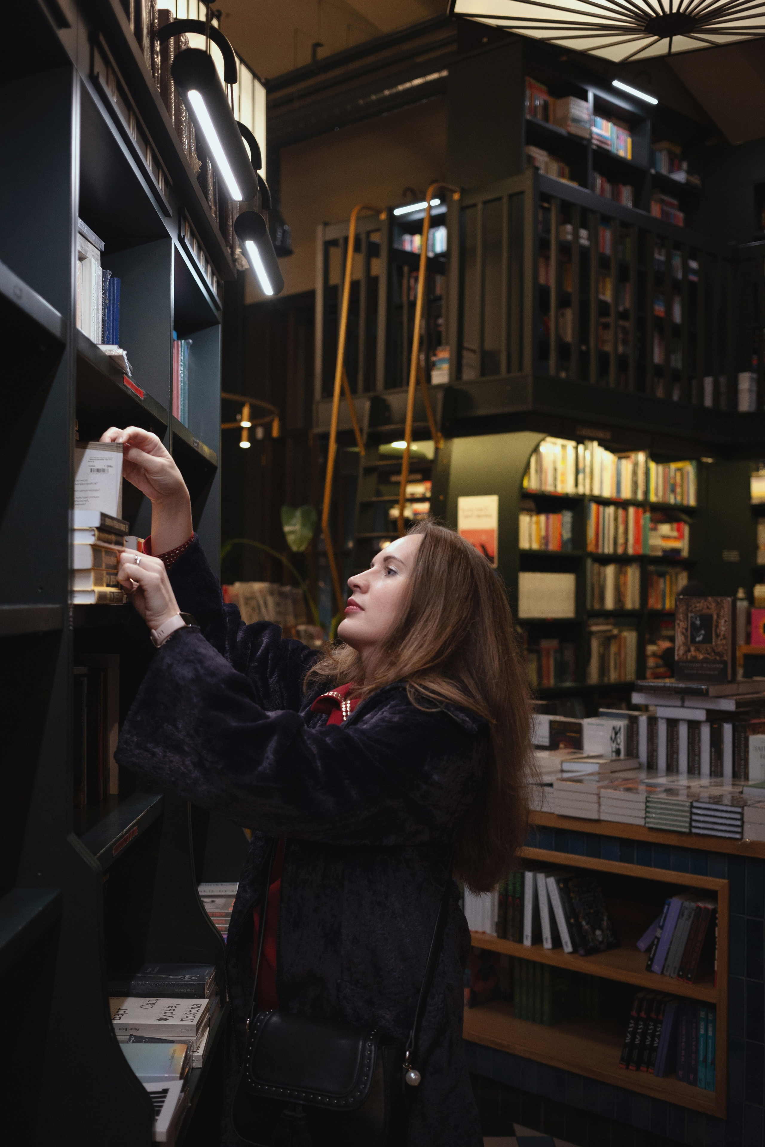 Портретная фотосессия в Питере среди книг, естественные позы