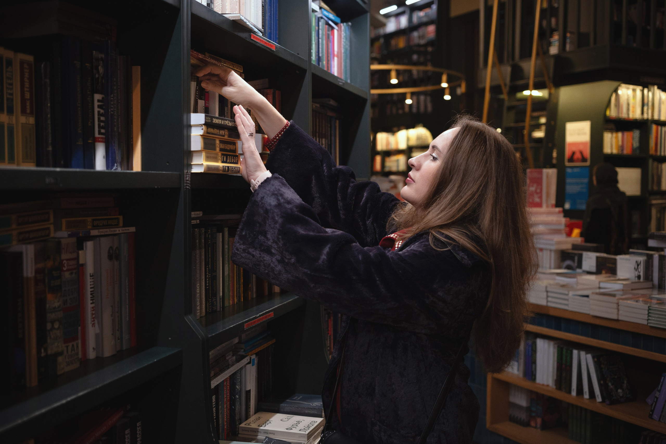 Фотосессия с книгами в Подписных изданиях, женский портрет за чтением, вечерняя съемка в Петербурге