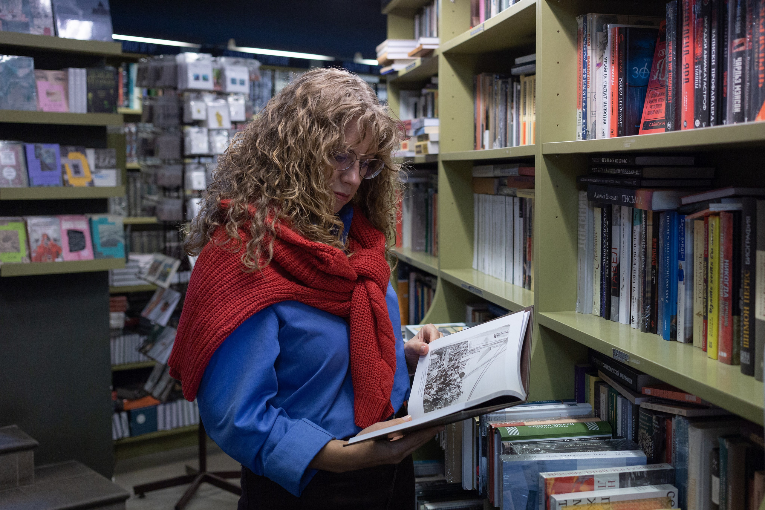 Женский портрет в книжном магазине в Питере, фотосессия с книгами, фото в Петербурге