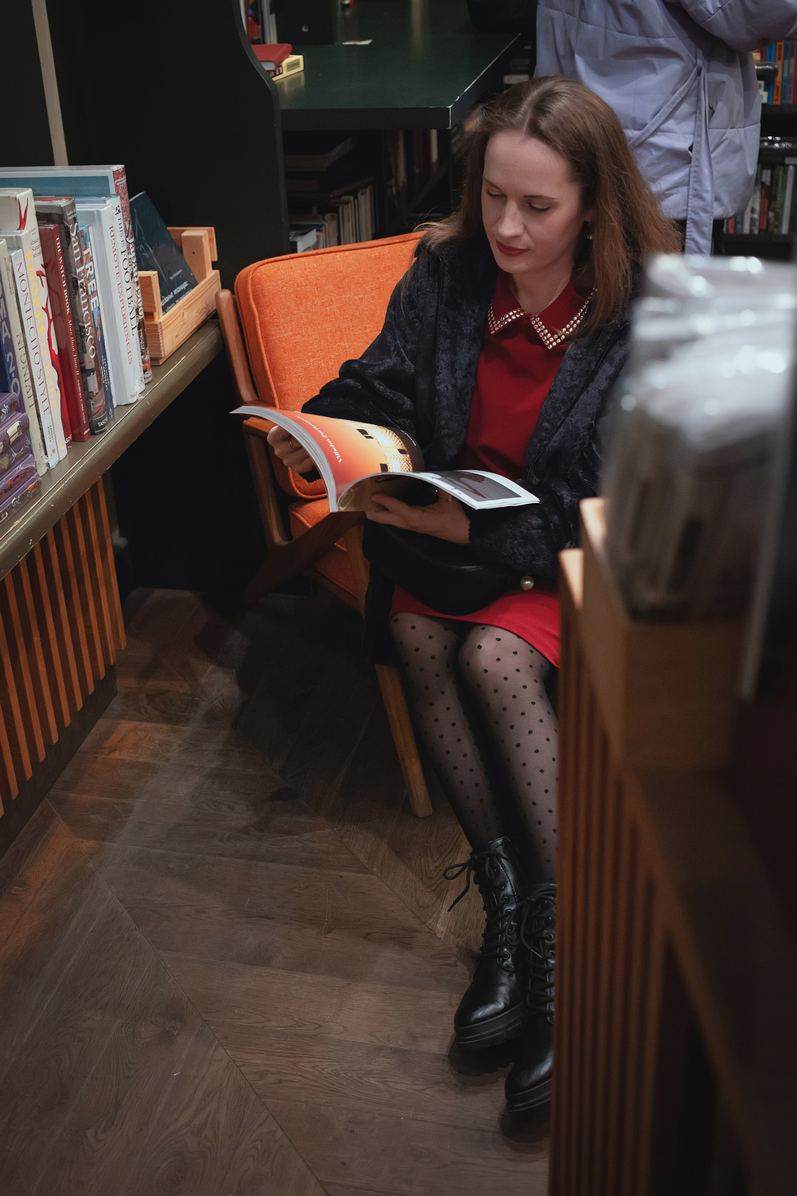 Женский портрет в интерьере книжного магазина в СПб, фотосессия для соцсетей