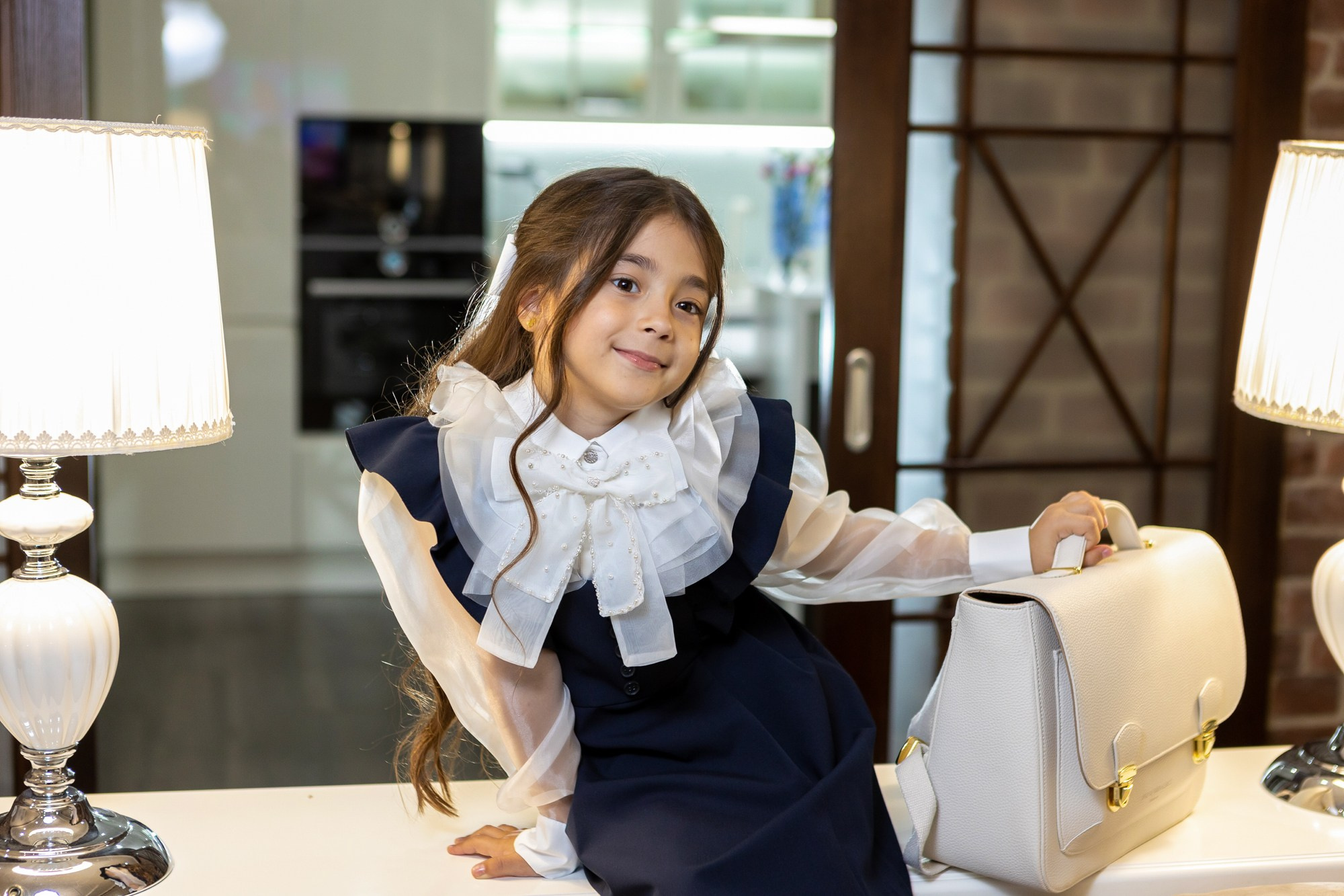 Съёмка первоклассницы перед школой. Фотограф в Оренбурге. Профессиональный фотограф