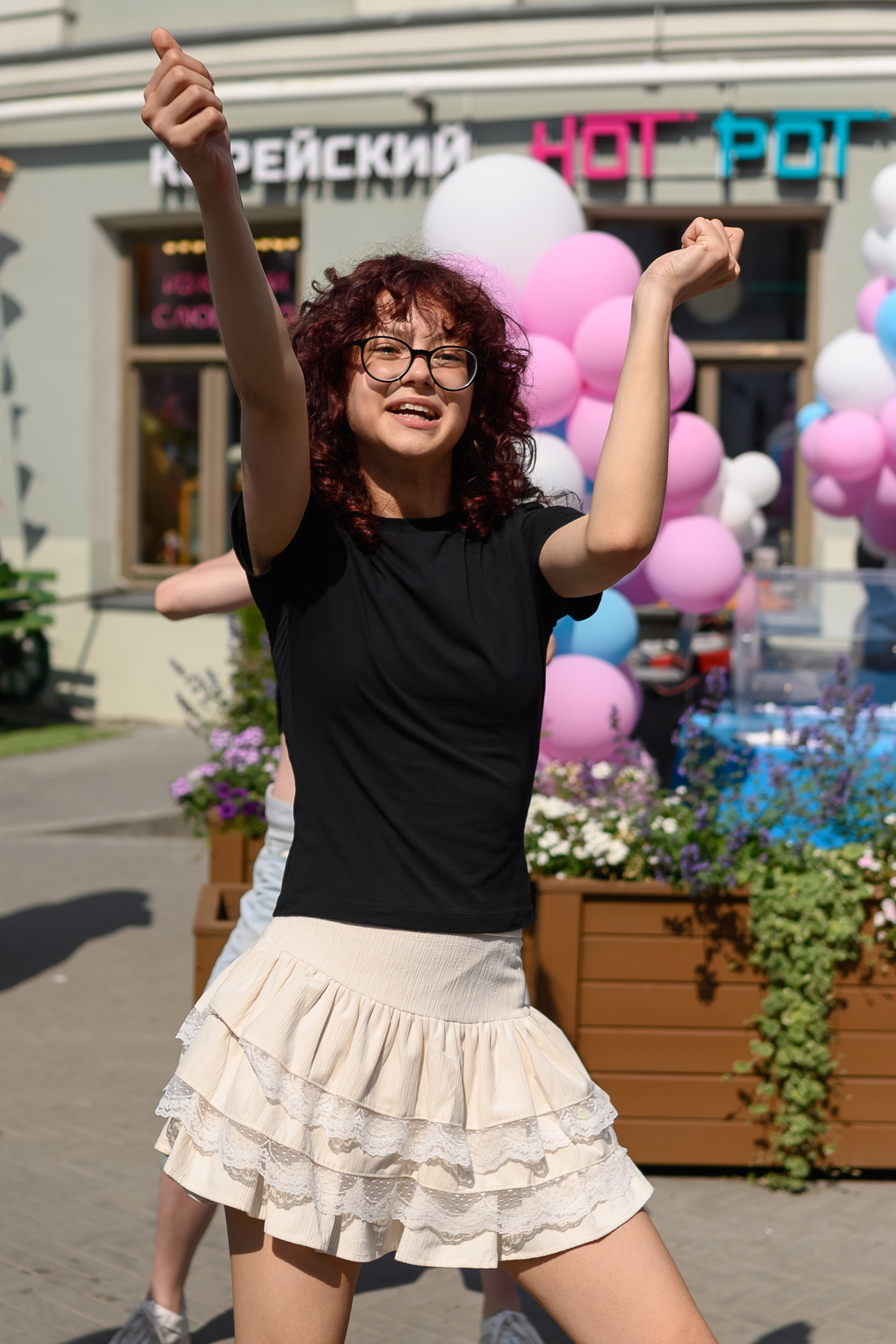 Девушки в корейском стиле танцуют на празднике HOT POT в Казани фото Алексея Клейменова