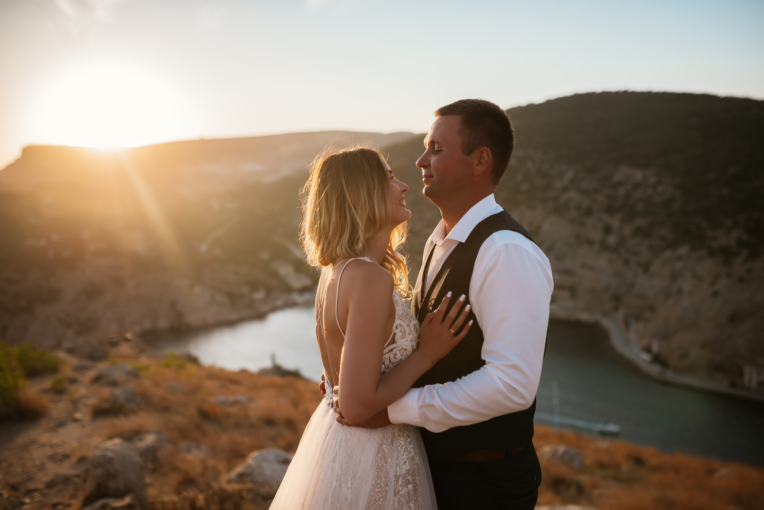 Невероятно красивая свадебная фотосессия в Крыму в Балаклаве. Свадебный и семейный фотограф в Симферополе Дарья Маркова
