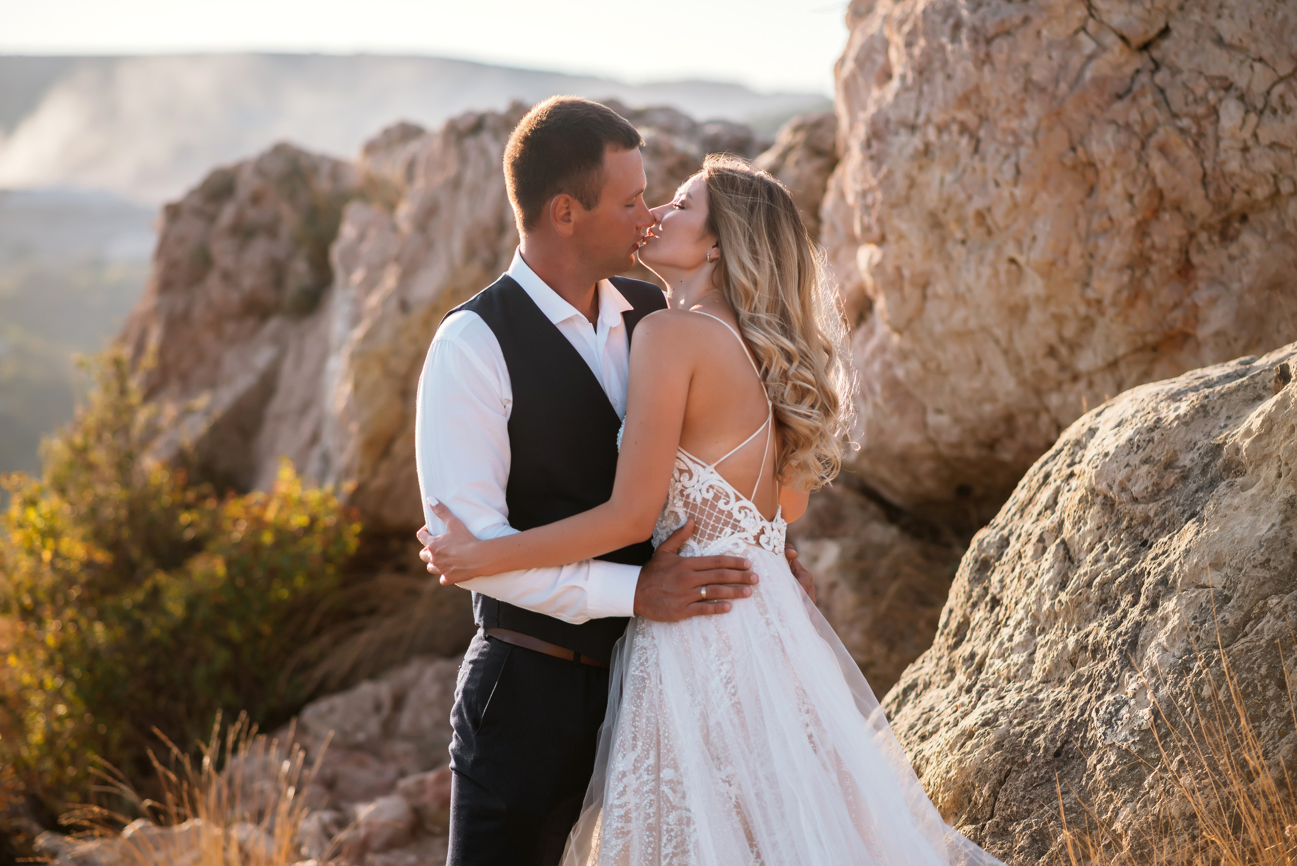 Невероятно красивая свадебная фотосессия в Крыму в Балаклаве. Свадебный и семейный фотограф в Симферополе Дарья Маркова