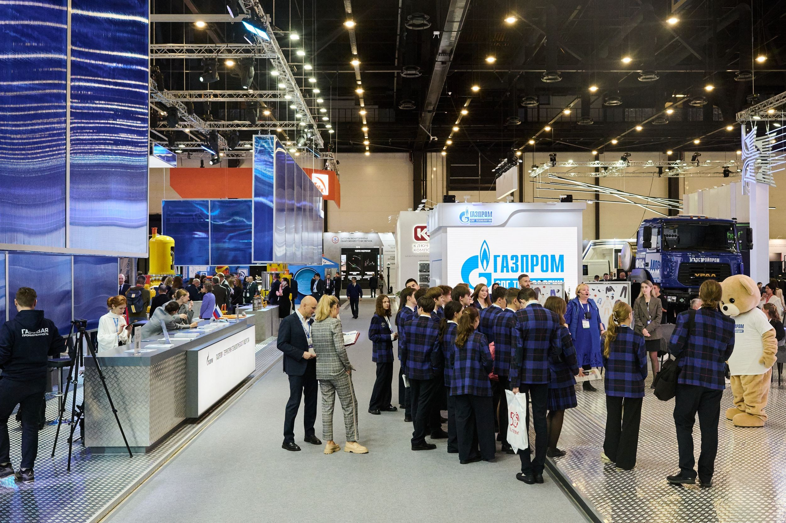 Общий план: школьникам рассказывают о технологиях на выставочном стенде Петербургского международного газового форума 2025 в Экспофоруме
