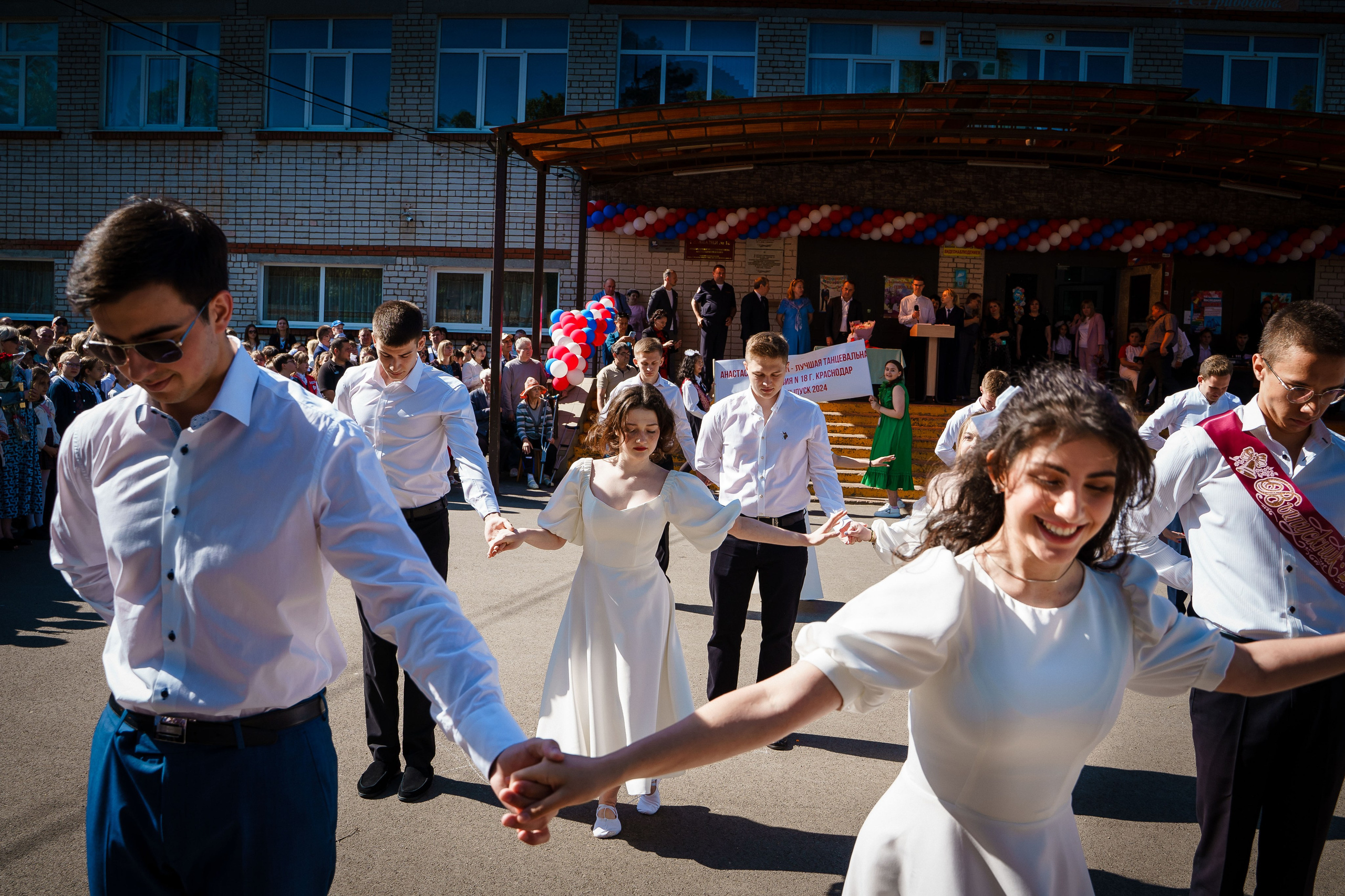 Последний звонок_Выпускники 11кл._Гимназия 18_2024 г. Фотографы из солнечного Краснодара Вадим и Надежда Митус