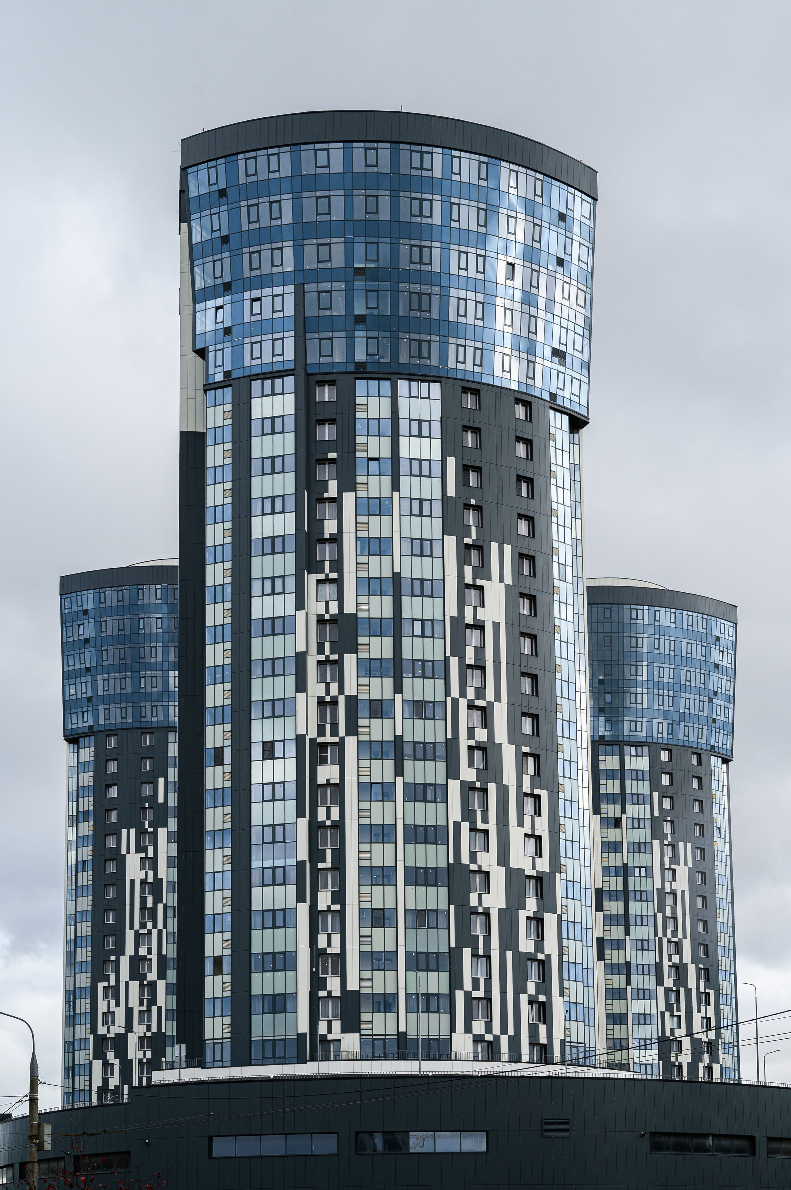 Вид фасада Авалон-Сити с ритмом окон и балконов, отражения стекла на фоне облачного неба, фотосъёмка Казань