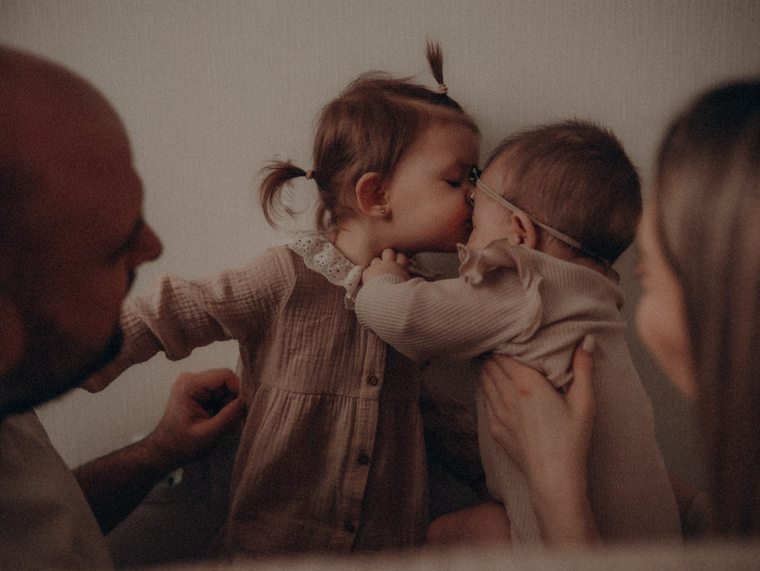 Катя, Максим и малышки Агата с Даной. Семейный фотограф в Москве и Люберцах Юлия Гуськова