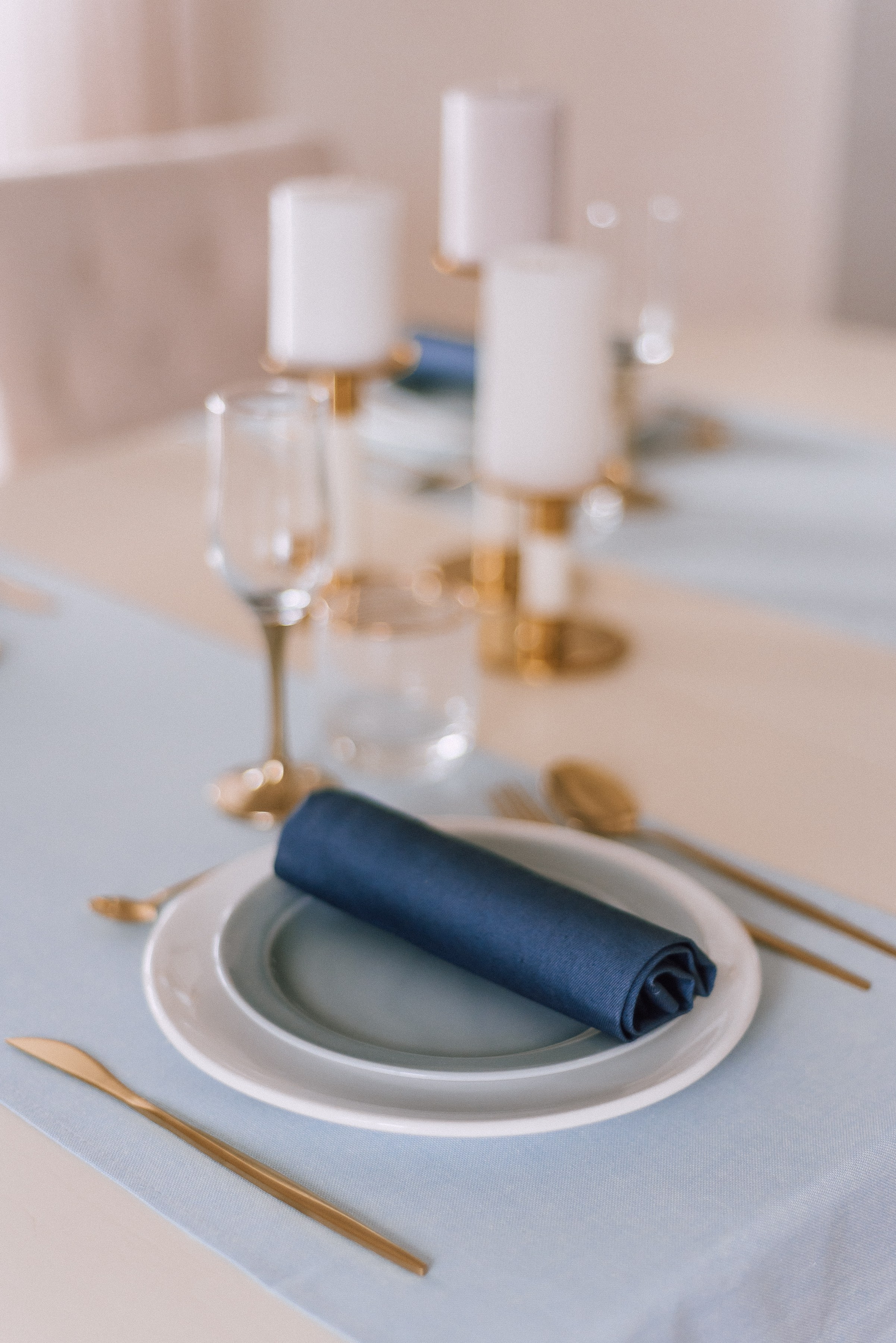 Сервировка стола в синих цветах