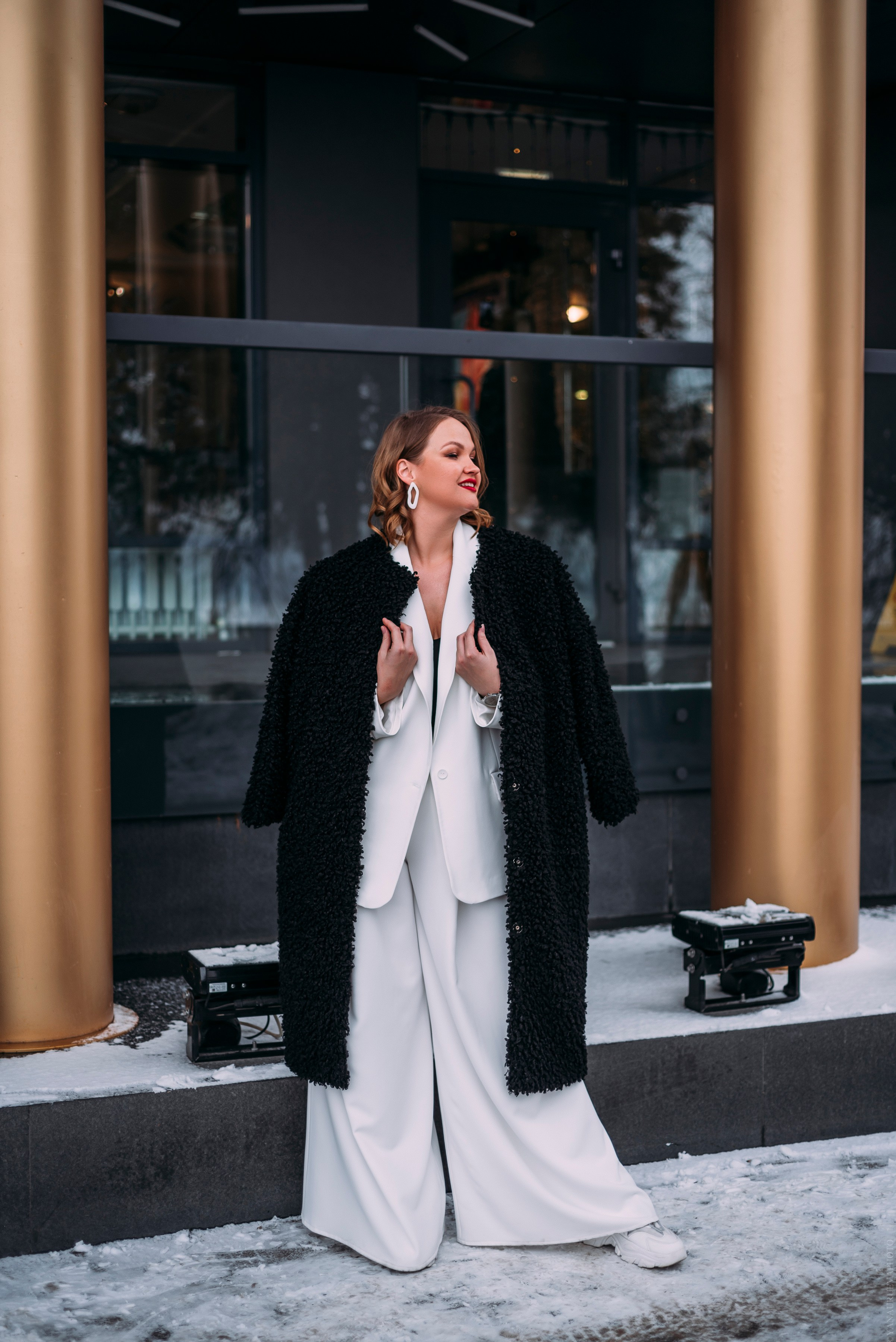 Девушка в шубе зимой