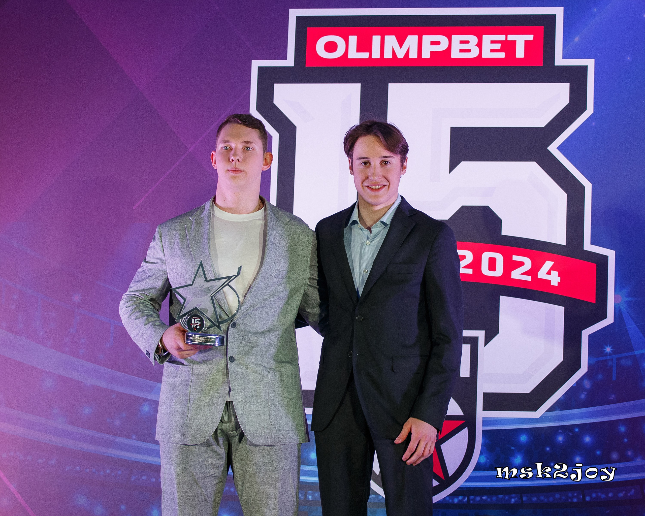 Лучший новичок МХЛ сезона 2023-2024 - Иван Рябкин, нападающий (МХК «Динамо-Москва») получает награду от Обладателя Кубка Харламова, нападающего нижегородского «Торпедо» - Василия Атанасова