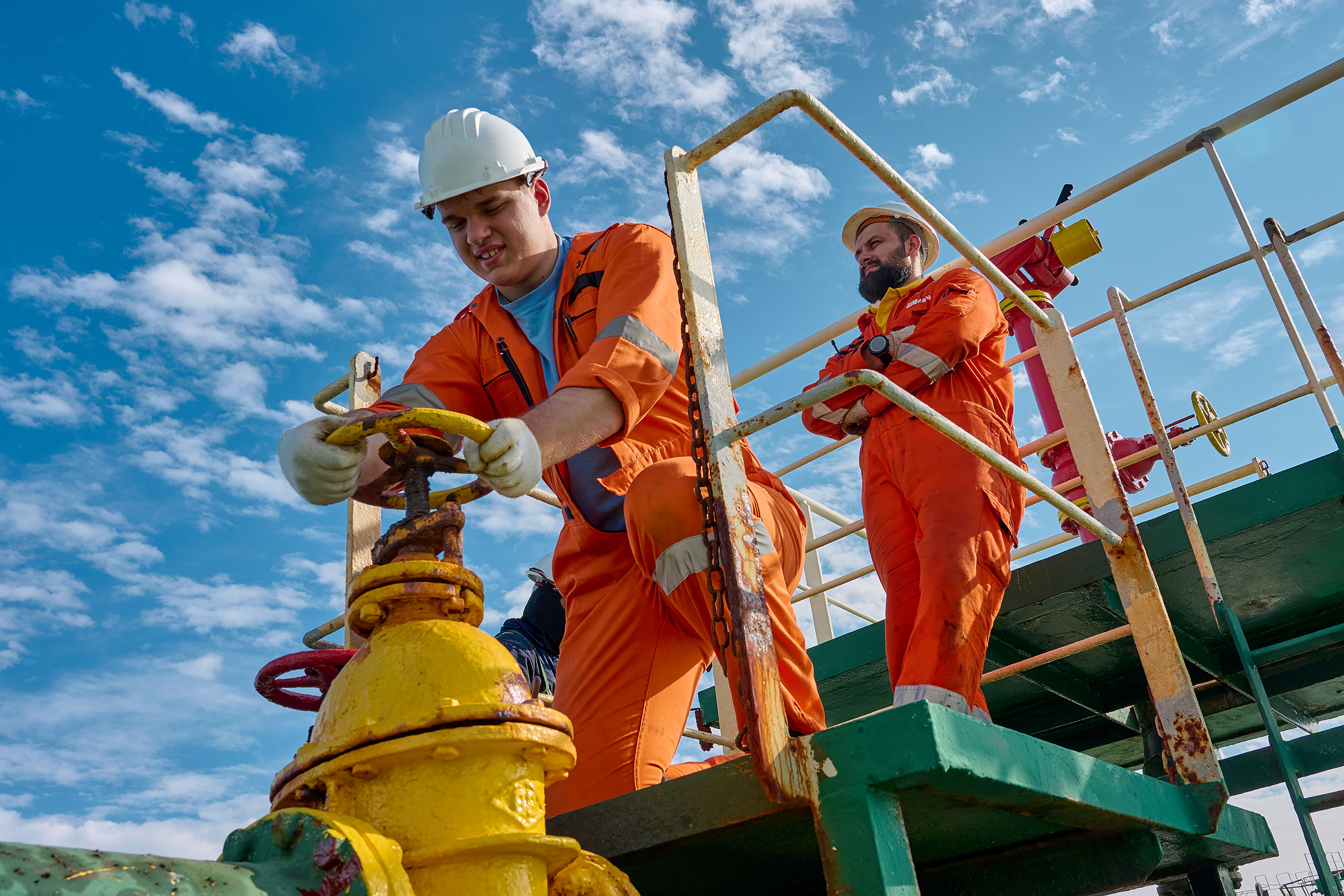 Моряки за техническим обслуживанием механизмов