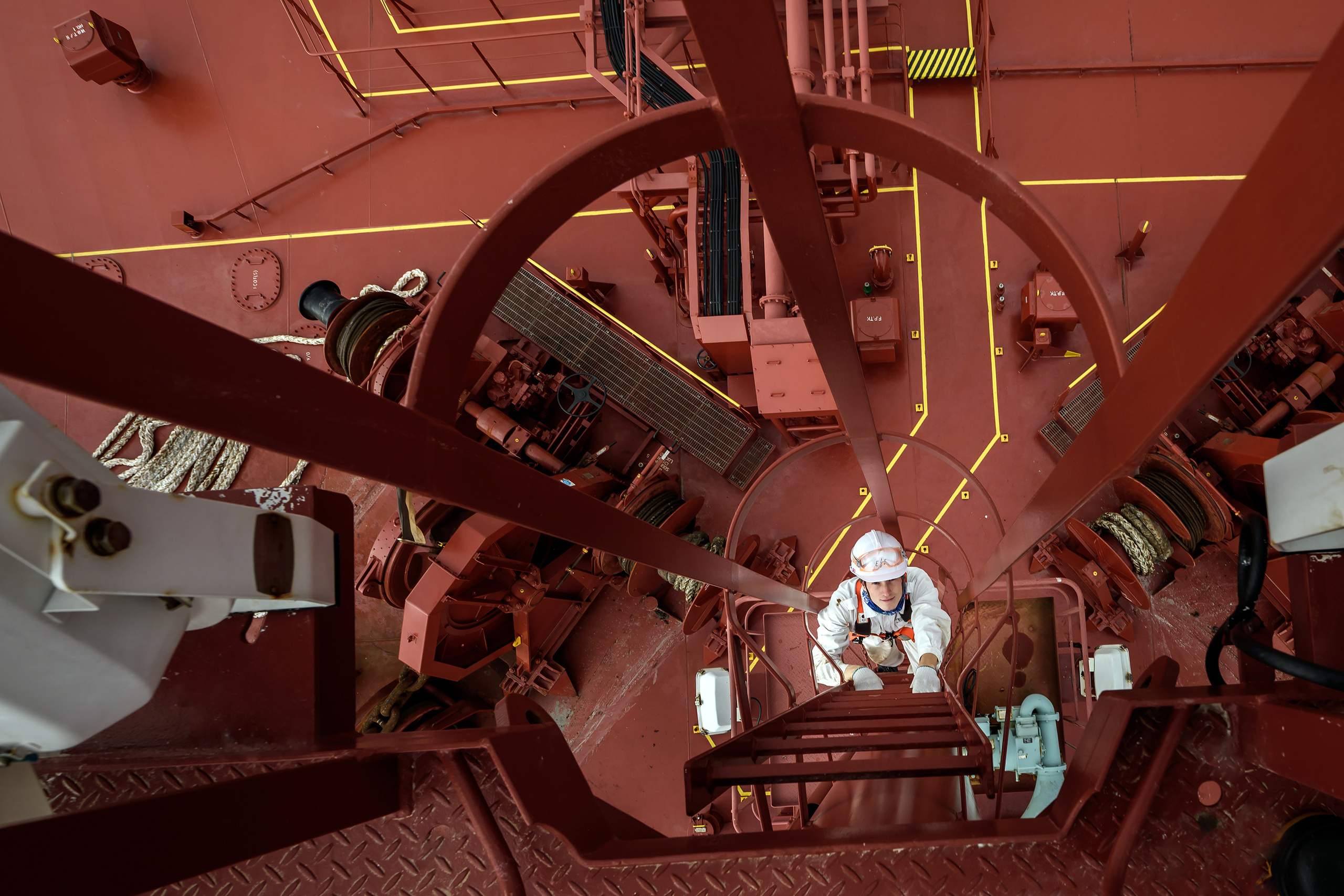 Моряк, поднимающийся по трапу на носовую мачту