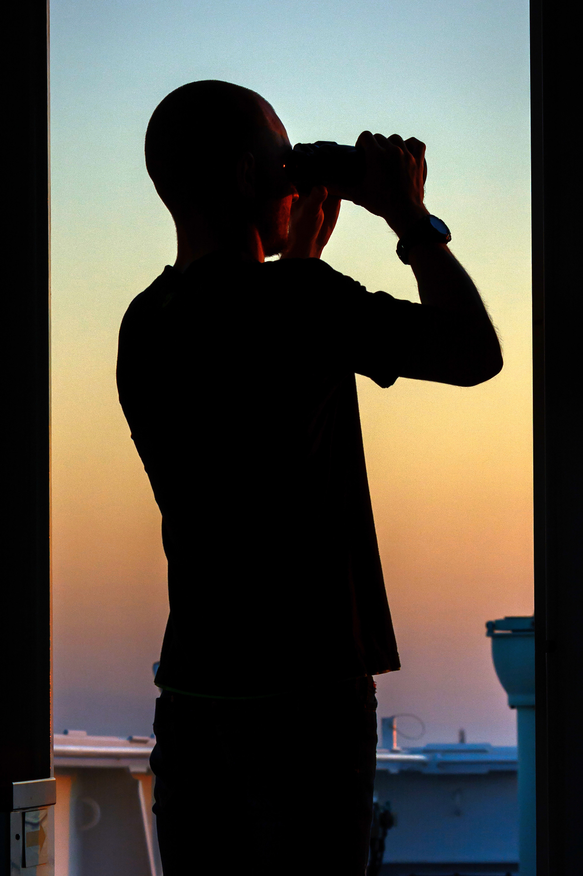 Силуэт вахтенного матроса, смотрящего в бинокль