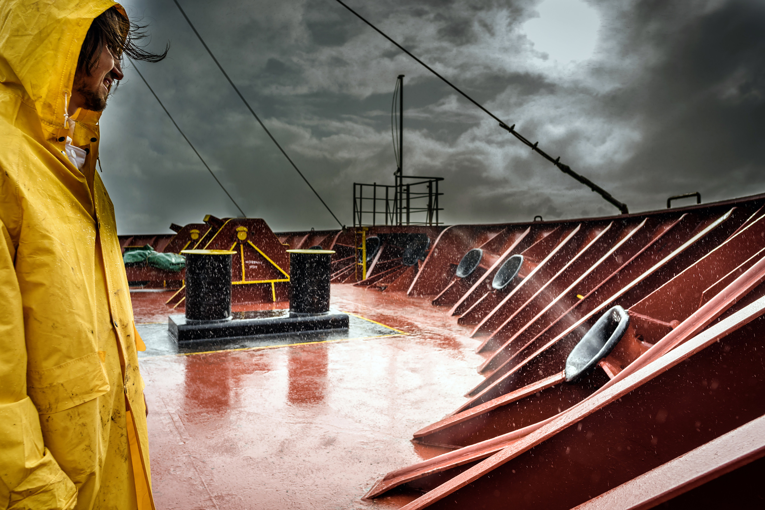 Моряк на палубе во время шторма