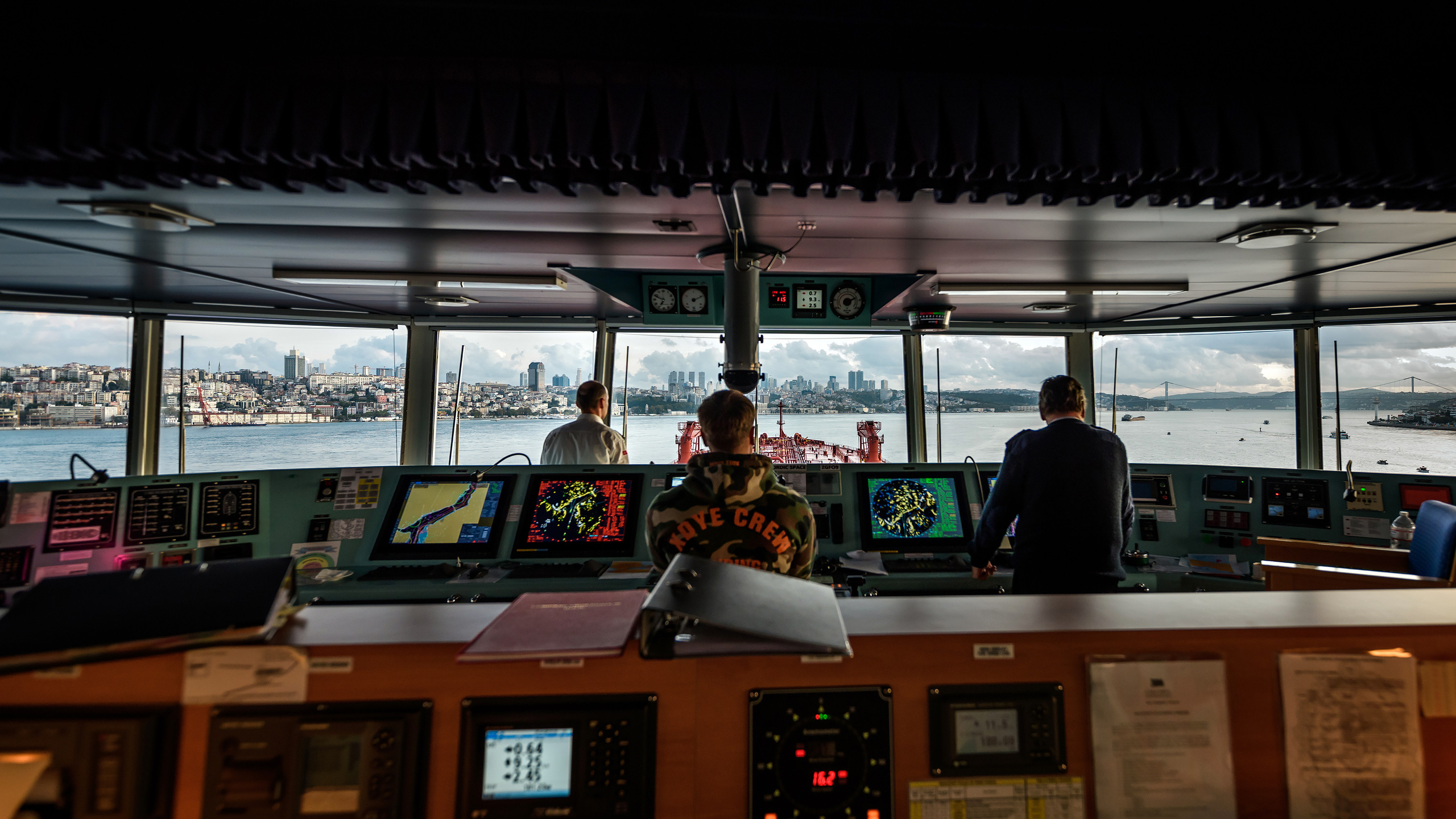 Команда мостика на танкере при проходе в узкозти