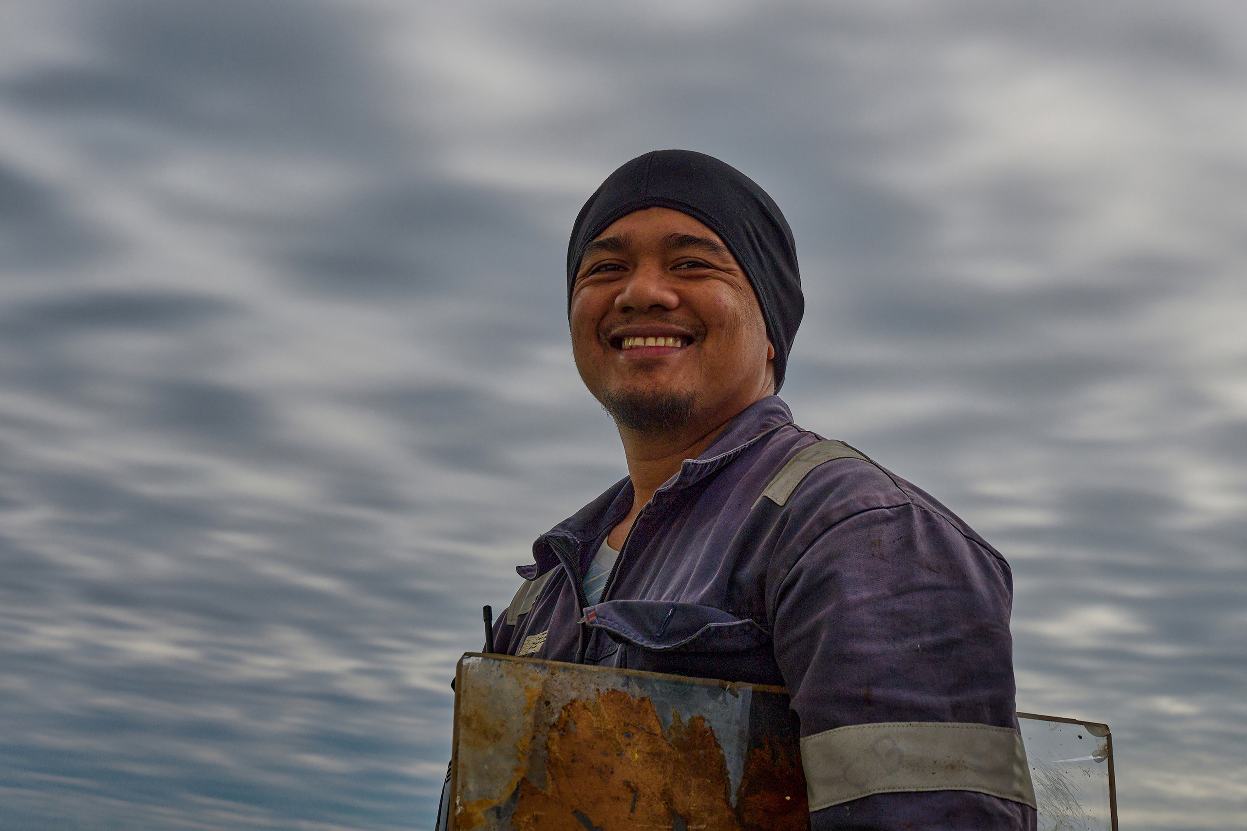 Моряк на фоне необычного неба