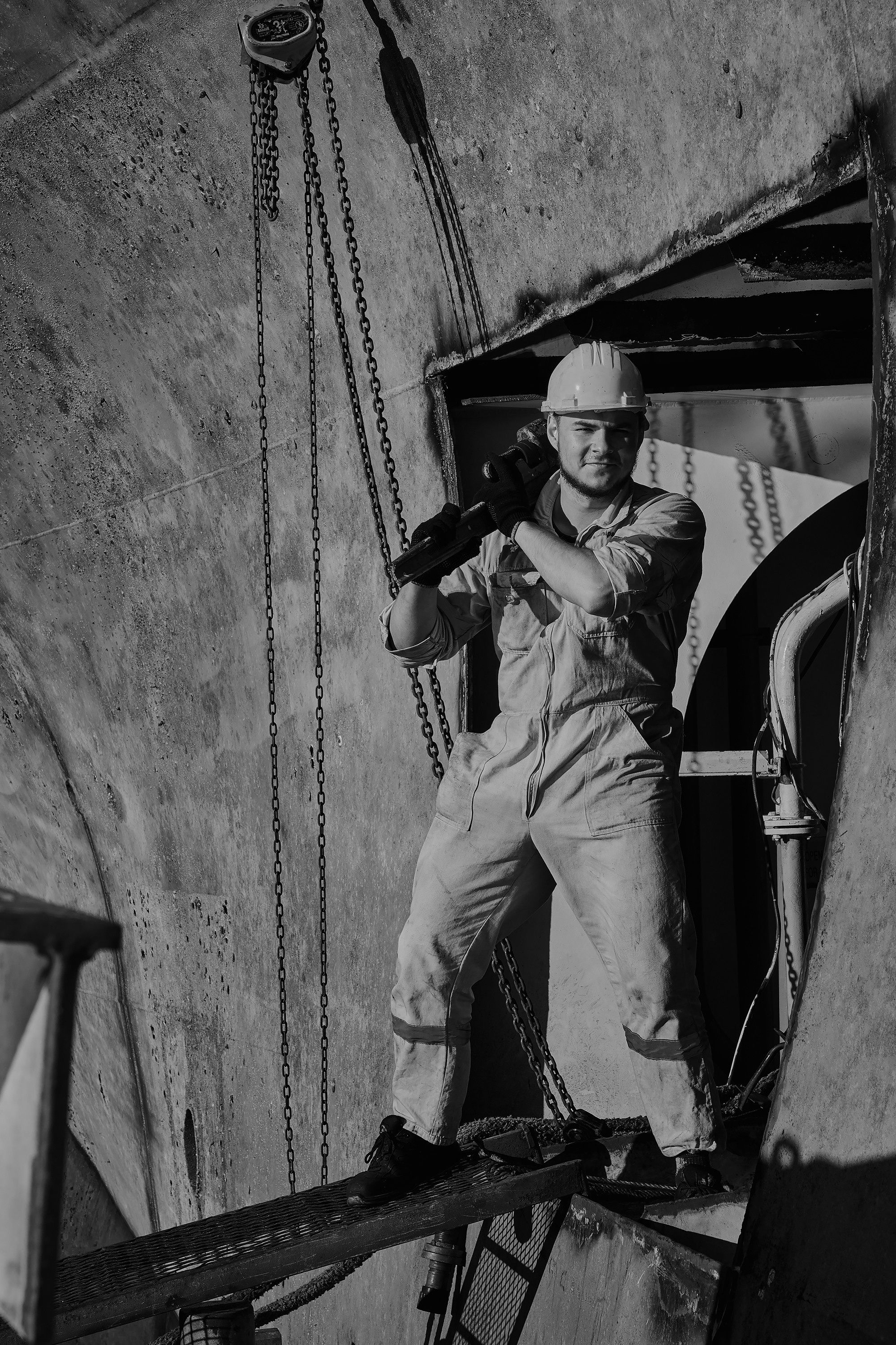 Моряк с инструментом на плече