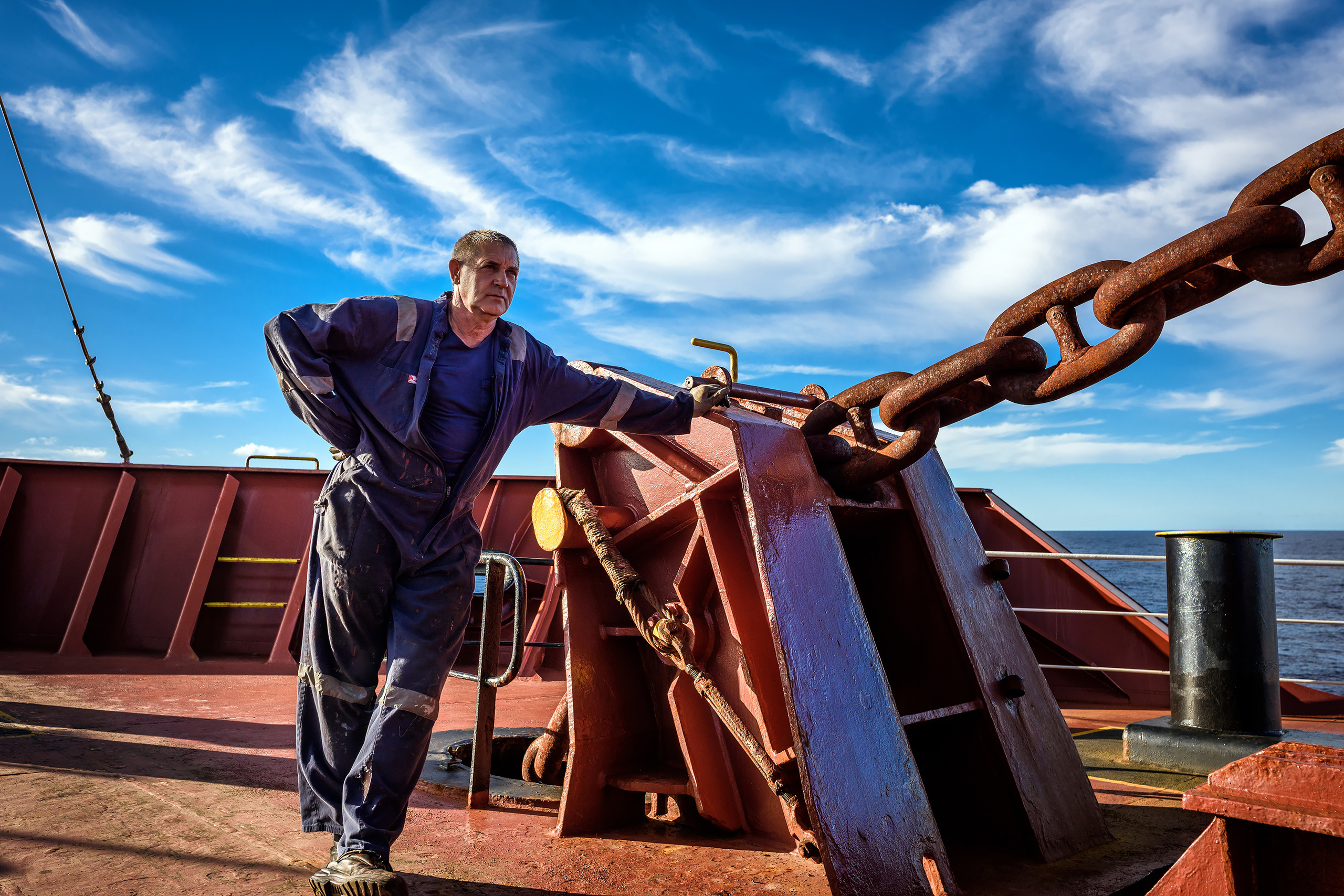 Боцман на палубе рядом с брашпилем