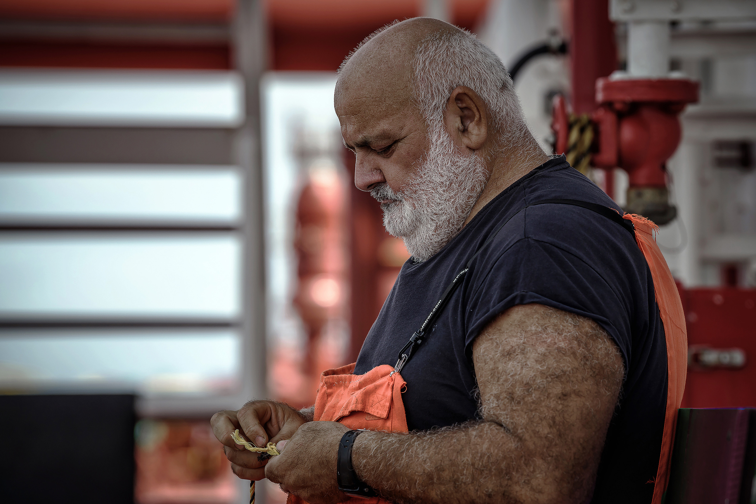 Боцман за работой с морскими узлами