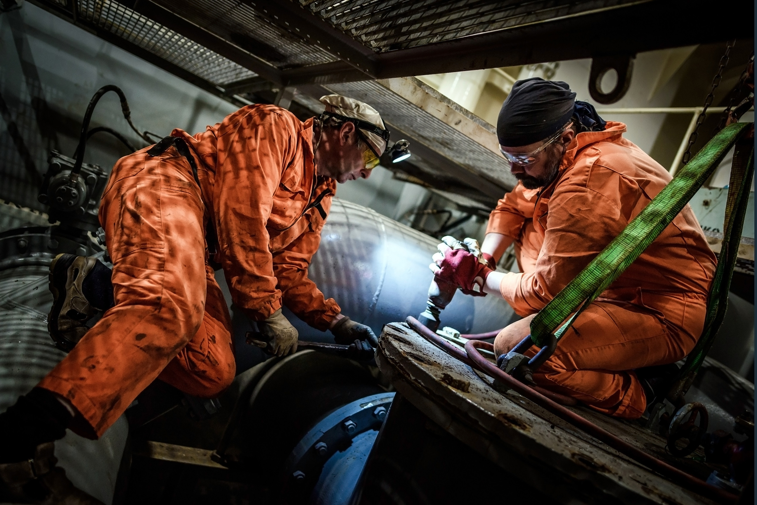 Экипаж танкера за работой в насосном отделении