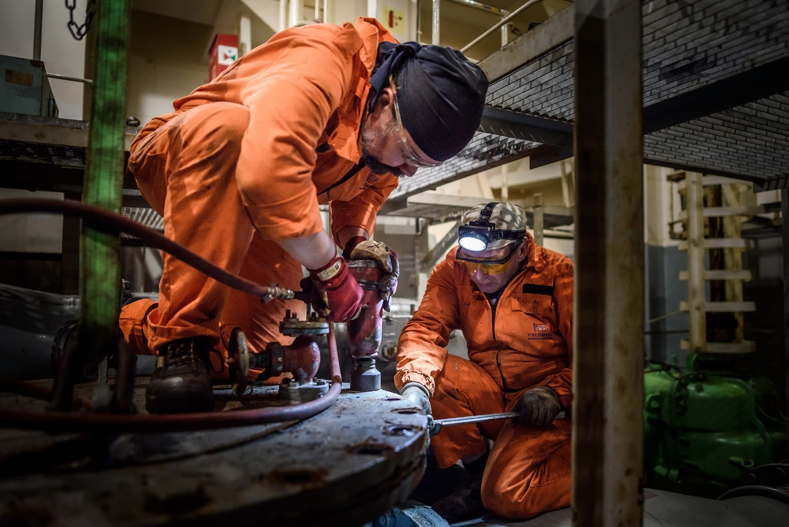 Экипаж танкера за работой в насосном отделении