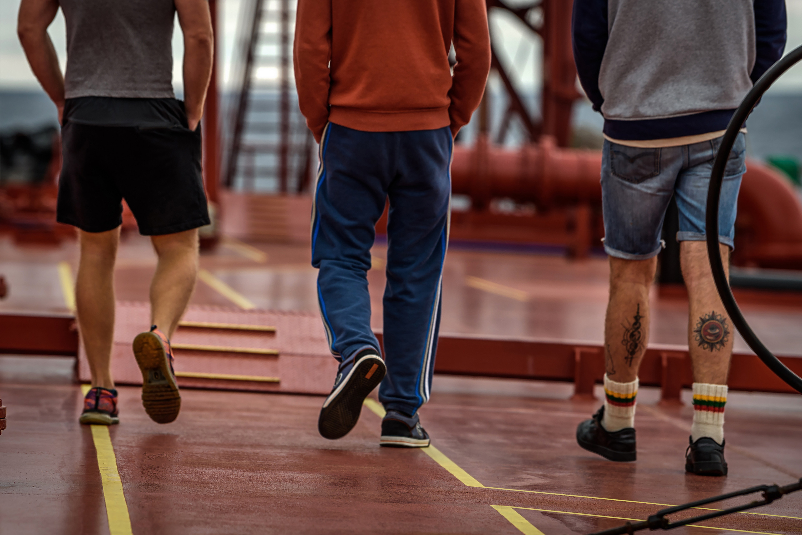 Экипаж, прогуливающийся по палубе танкера