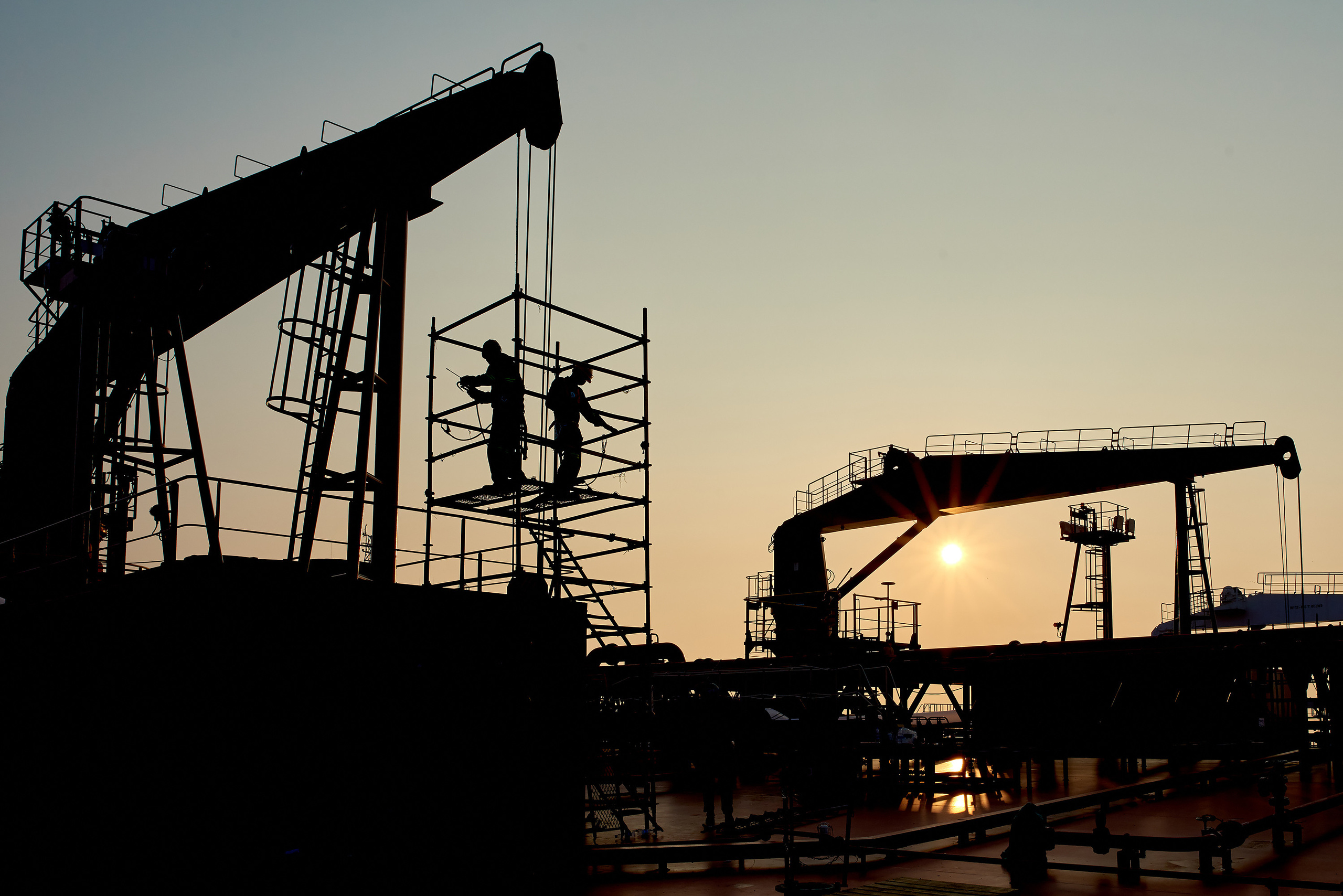 Силуэт моряков, за работой на судовом кране