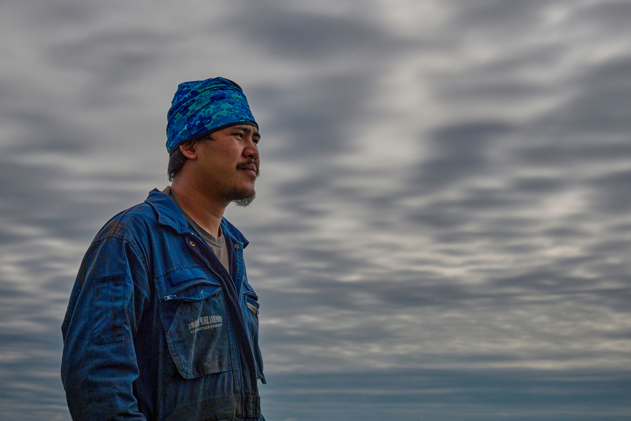 Моряк на фоне необычного неба