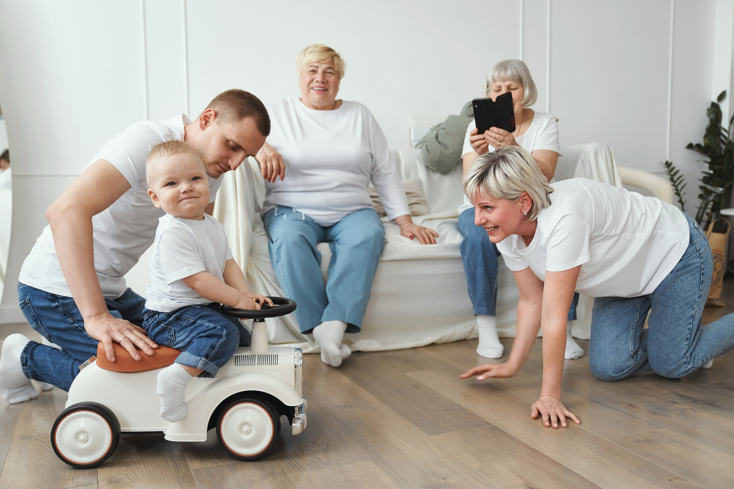 Семейная фотосессия в студии с детьми. Семейный фотограф Евгений Опарин