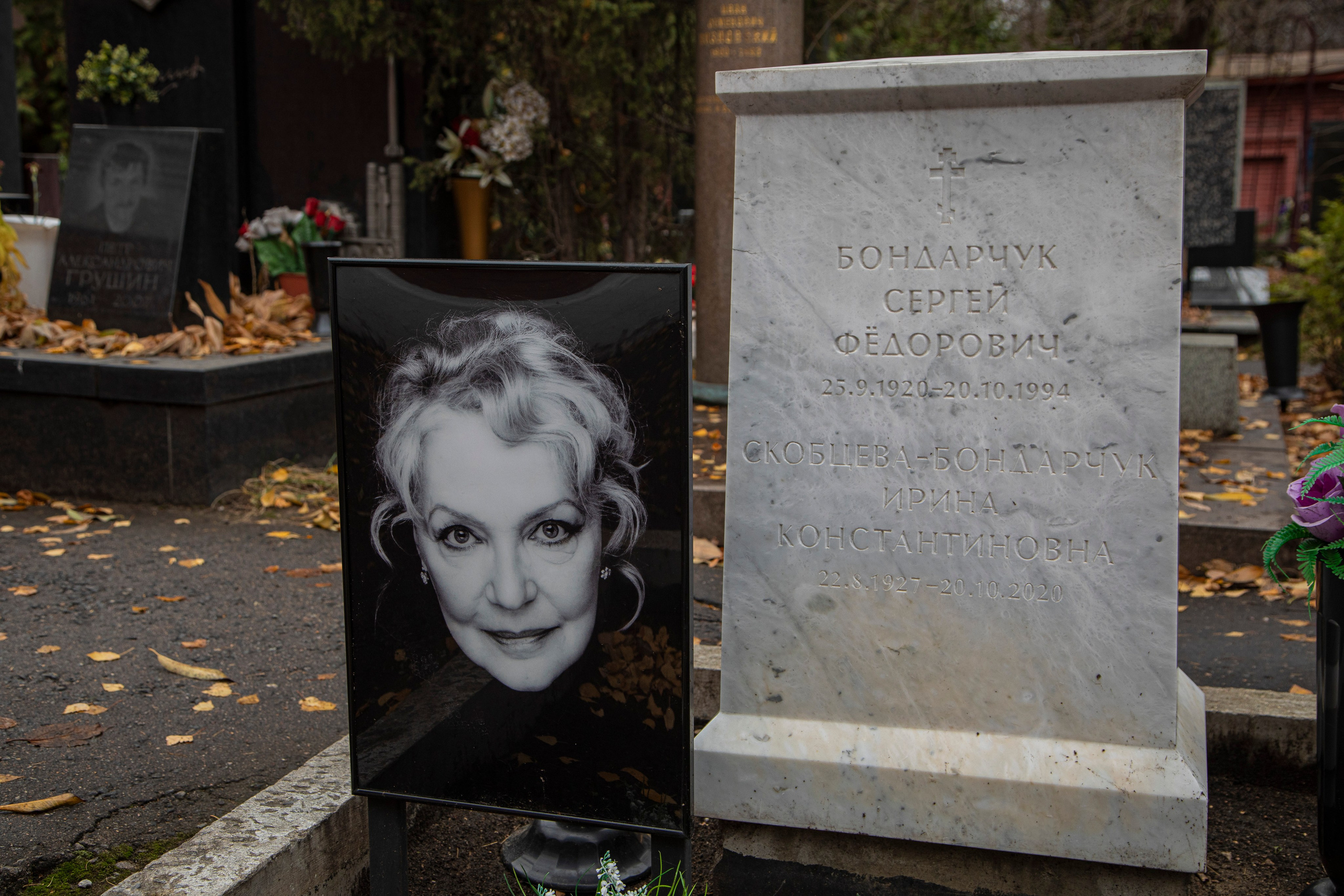 Осенняя прогулка по Новодевичьему кладбищу. Фотограф Сергей Ловкий