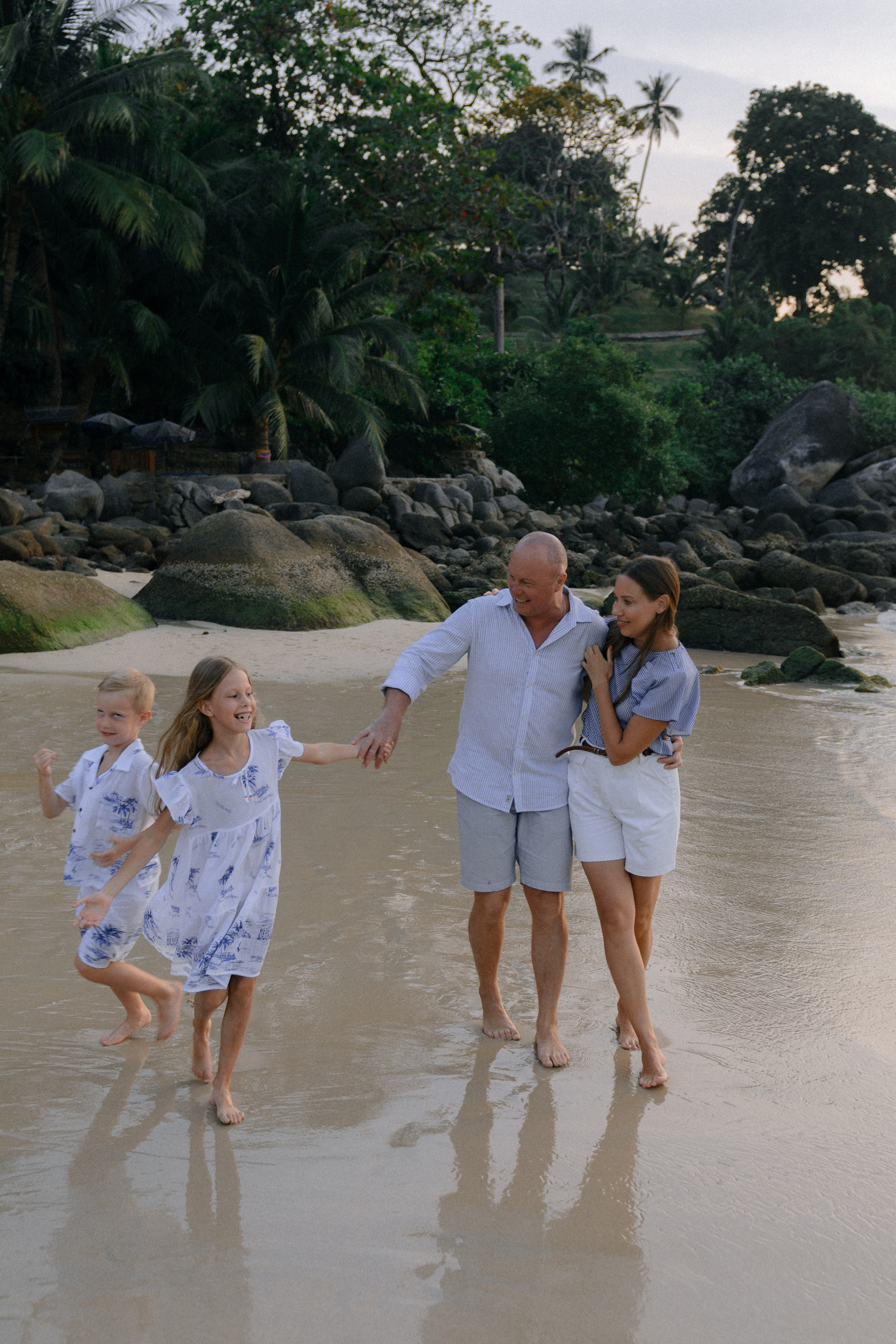 Family photoshoot on Phuket. Fedor Lemeshko — Destination Wedding and Family Lifestyle photographer