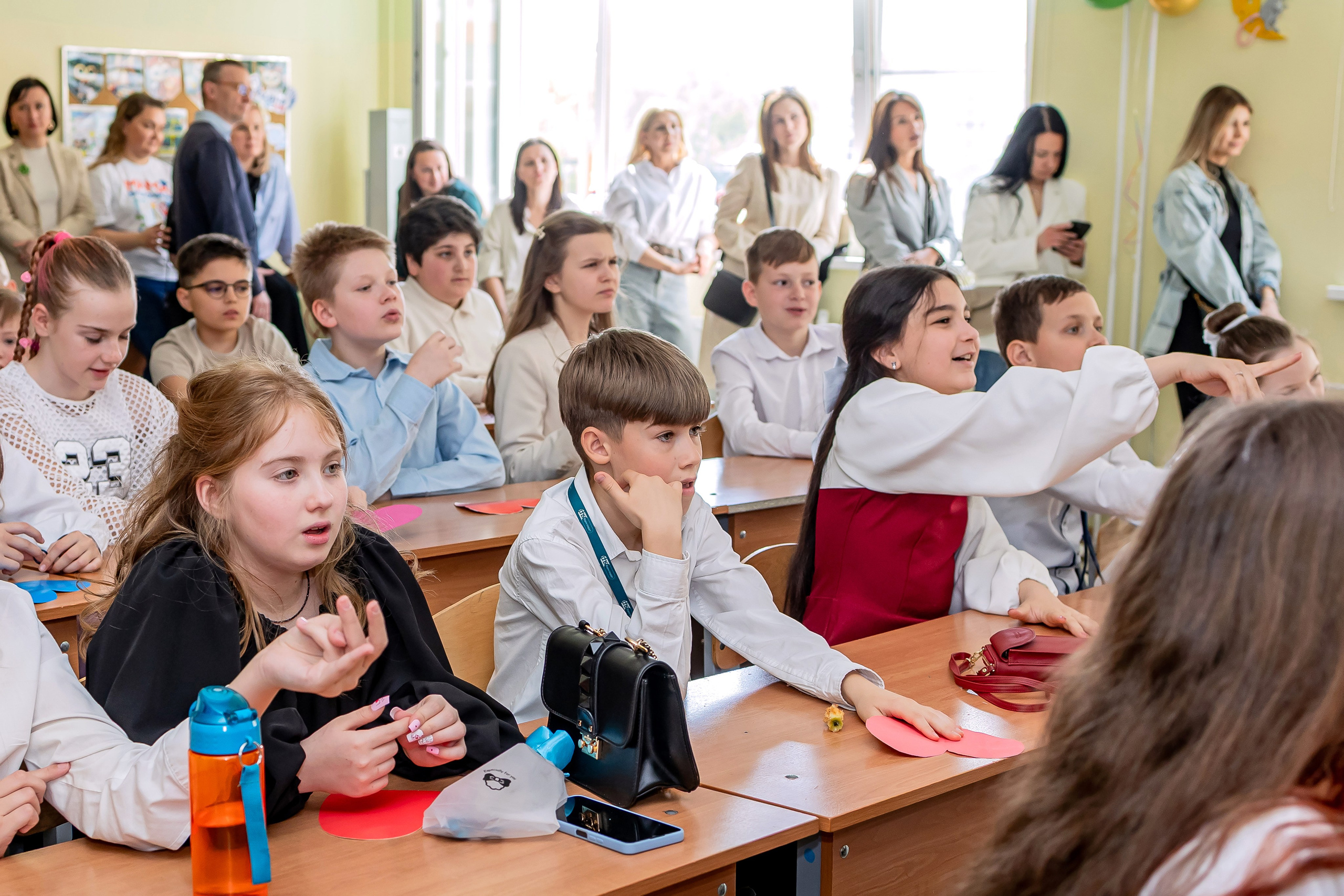 Выпускной в начальной школе в классе. Фотограф и видеограф Москва. Свадебный фотограф, видеограф. Выпускные альбомы. Оживающие альбомы