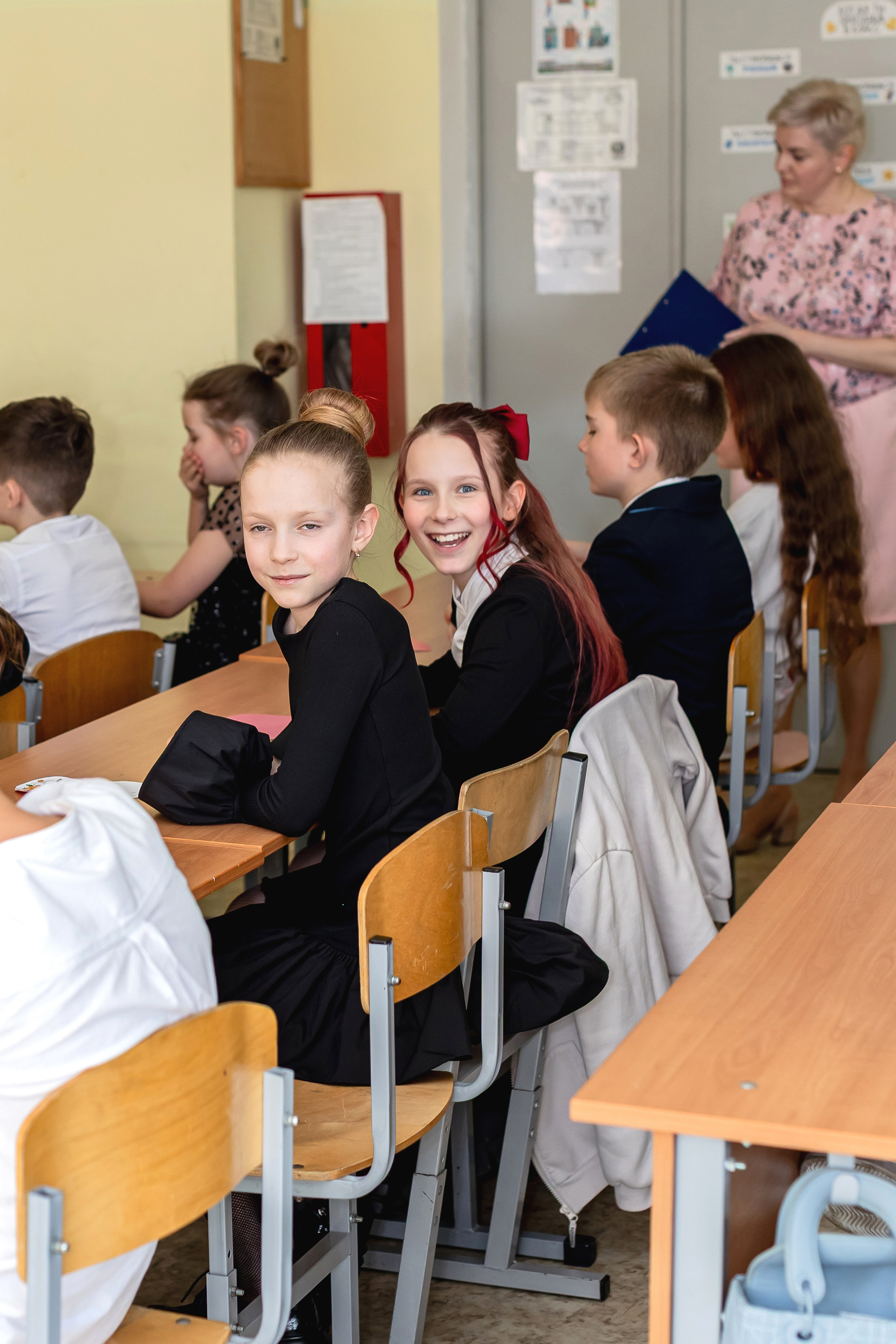 Выпускной в начальной школе в классе. Фотограф и видеограф Москва. Свадебный фотограф, видеограф. Выпускные альбомы. Оживающие альбомы