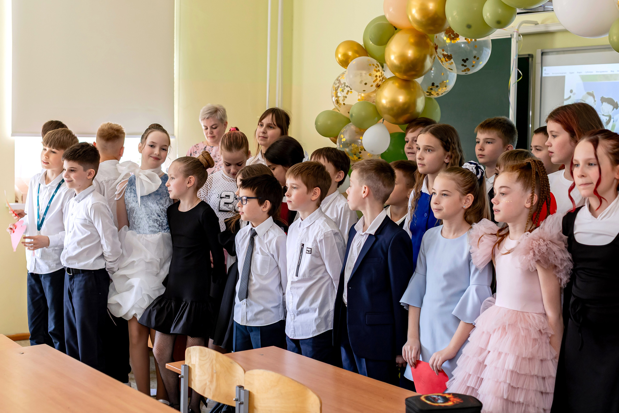 Выпускной в начальной школе в классе. Фотограф и видеограф Москва. Свадебный фотограф, видеограф. Выпускные альбомы. Оживающие альбомы