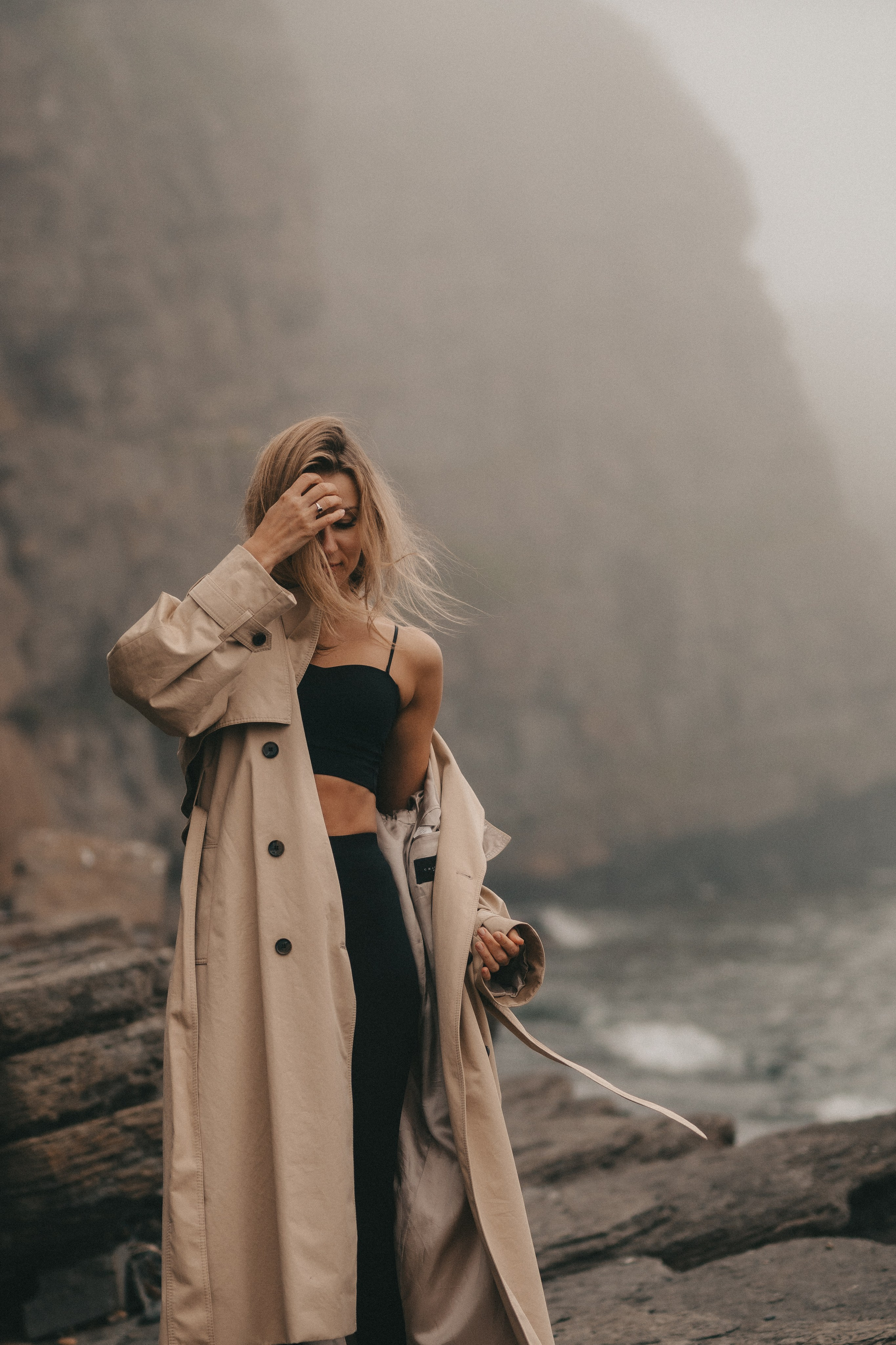 девушка идёт в тумане , тренч спадает с плеч фотография